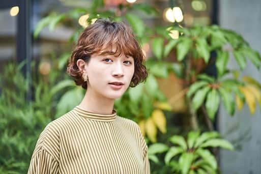 のインスタグラム：「【美容師のパーマ技術】MILK／MURIEL OMOTESANDO acoさん流『ガーリーなカーリーボブ』#1をアップしました。  首周りがタイトなファッションに似合うスタイルとして、昨年から一気に需要が増えている肩上の短めレングス。そんなショートのデザインに定評がある、MILK／MURIEL OMOTESANDO acoさんに、今おすすめのパーマスタイルを教えていただきました。前編では、技術力を高めるためにしていたことや、サロンワークで心がけていることについて伺います。  記事はプロフィールの公式WEBサイトからご覧いただけます。  #美容師#アイリスト#エステティシャン#ネイリスト#美容部員#就職#転職#求人サイト#morerejob#美容院#リジョブ#サロン内装#インテリア#インテリアコーディネート#milkmurielomotesando#aco#パーマ」