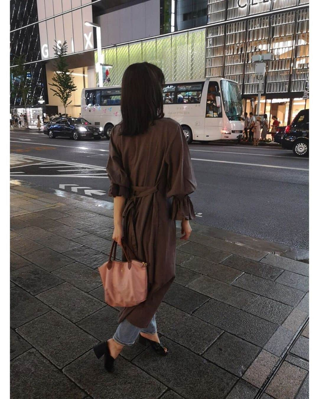 小濱庸子さんのインスタグラム写真 - (小濱庸子Instagram)「夜は涼しくなってきたから 羽織が欲しい季節🧥 かわいい、ときめく❤️ #白パンツコーデ にも #ジーパン にも🙆‍♀️ @to_the_sea_hawaii  #コーデ #秋コーデ #2019aw #羽織 #アラサーコーデ #コーデ比較 #着まわしコーデ  あぁ、#あなたの番です  が楽しみ。」9月8日 20時32分 - hamachan1020