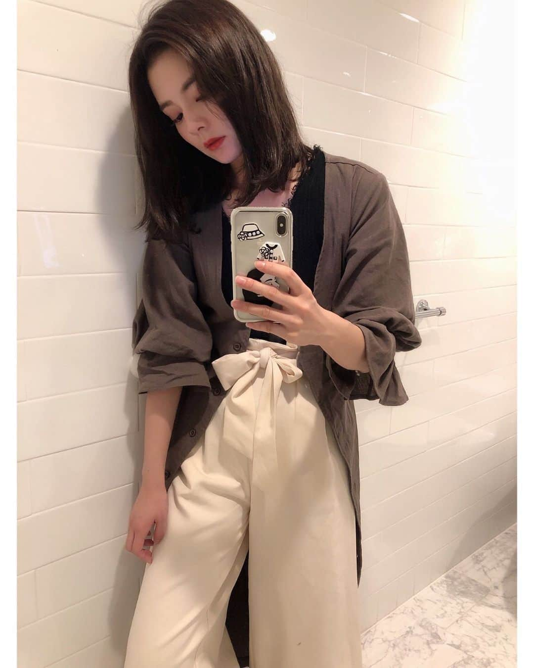 小濱庸子さんのインスタグラム写真 - (小濱庸子Instagram)「夜は涼しくなってきたから 羽織が欲しい季節🧥 かわいい、ときめく❤️ #白パンツコーデ にも #ジーパン にも🙆‍♀️ @to_the_sea_hawaii  #コーデ #秋コーデ #2019aw #羽織 #アラサーコーデ #コーデ比較 #着まわしコーデ  あぁ、#あなたの番です  が楽しみ。」9月8日 20時32分 - hamachan1020