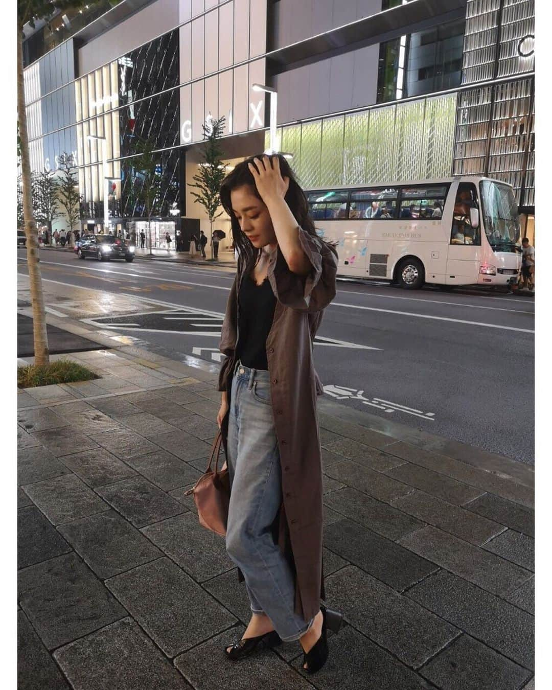 小濱庸子さんのインスタグラム写真 - (小濱庸子Instagram)「夜は涼しくなってきたから 羽織が欲しい季節🧥 かわいい、ときめく❤️ #白パンツコーデ にも #ジーパン にも🙆‍♀️ @to_the_sea_hawaii  #コーデ #秋コーデ #2019aw #羽織 #アラサーコーデ #コーデ比較 #着まわしコーデ  あぁ、#あなたの番です  が楽しみ。」9月8日 20時32分 - hamachan1020