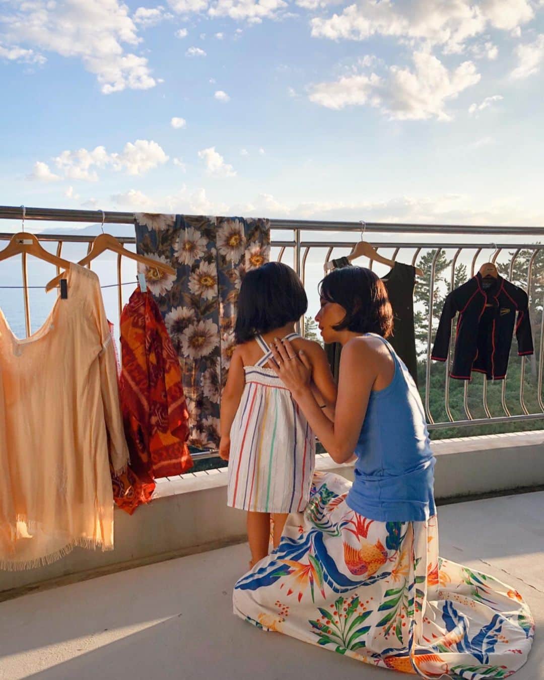 原田沙奈子さんのインスタグラム写真 - (原田沙奈子Instagram)「小さな島からオレンジ色の夕日が本島に沈んでいくのを見てアマネがひとこと。 「あの大きな島が食べちゃうのかなー」て。  洗濯物干しながら目尻下がりっぱなし。 母はやっぱり君が大好きだ♡  #4歳#初島#アマネの旅」9月8日 20時40分 - sanakoharada