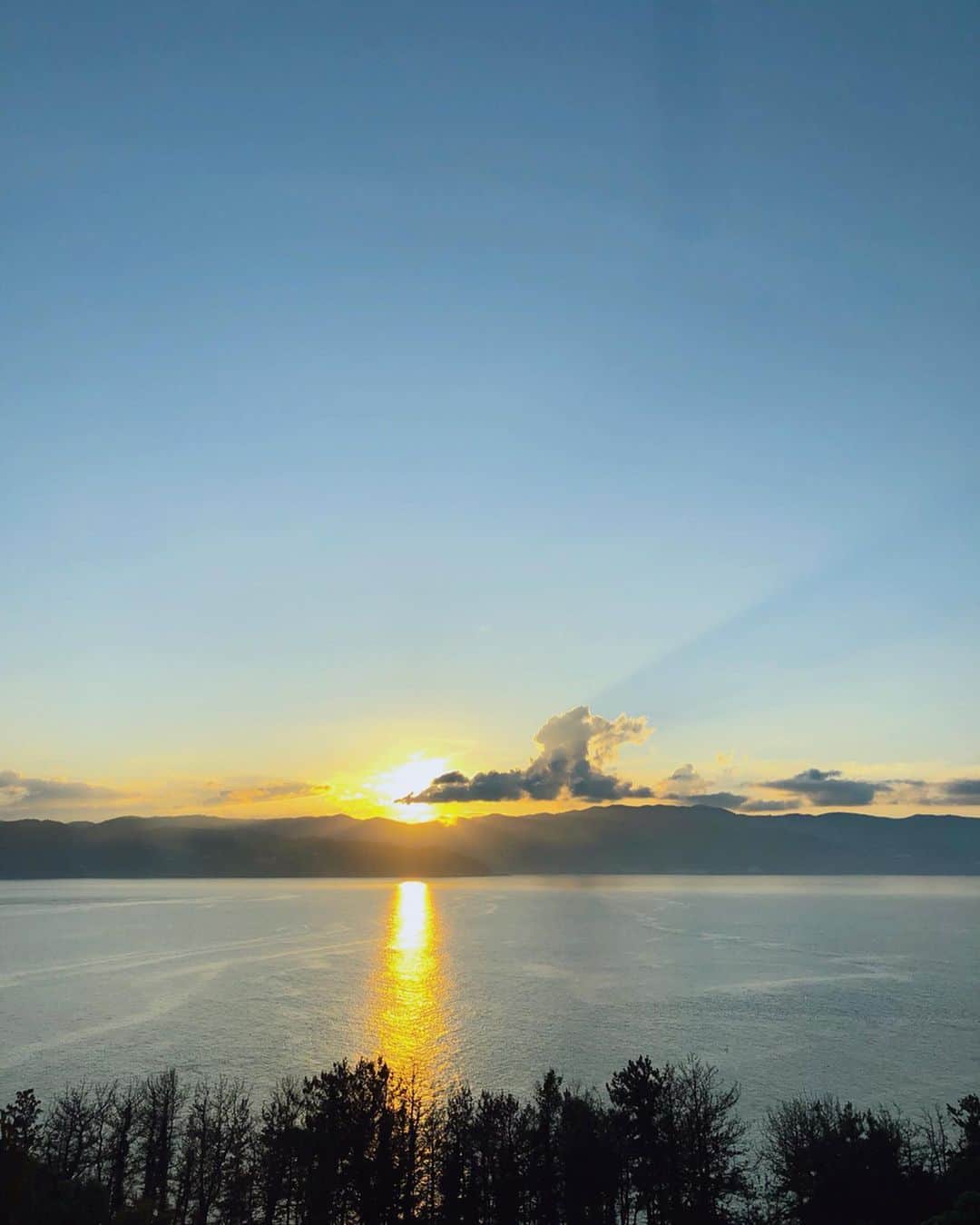 原田沙奈子さんのインスタグラム写真 - (原田沙奈子Instagram)「小さな島からオレンジ色の夕日が本島に沈んでいくのを見てアマネがひとこと。 「あの大きな島が食べちゃうのかなー」て。  洗濯物干しながら目尻下がりっぱなし。 母はやっぱり君が大好きだ♡  #4歳#初島#アマネの旅」9月8日 20時40分 - sanakoharada