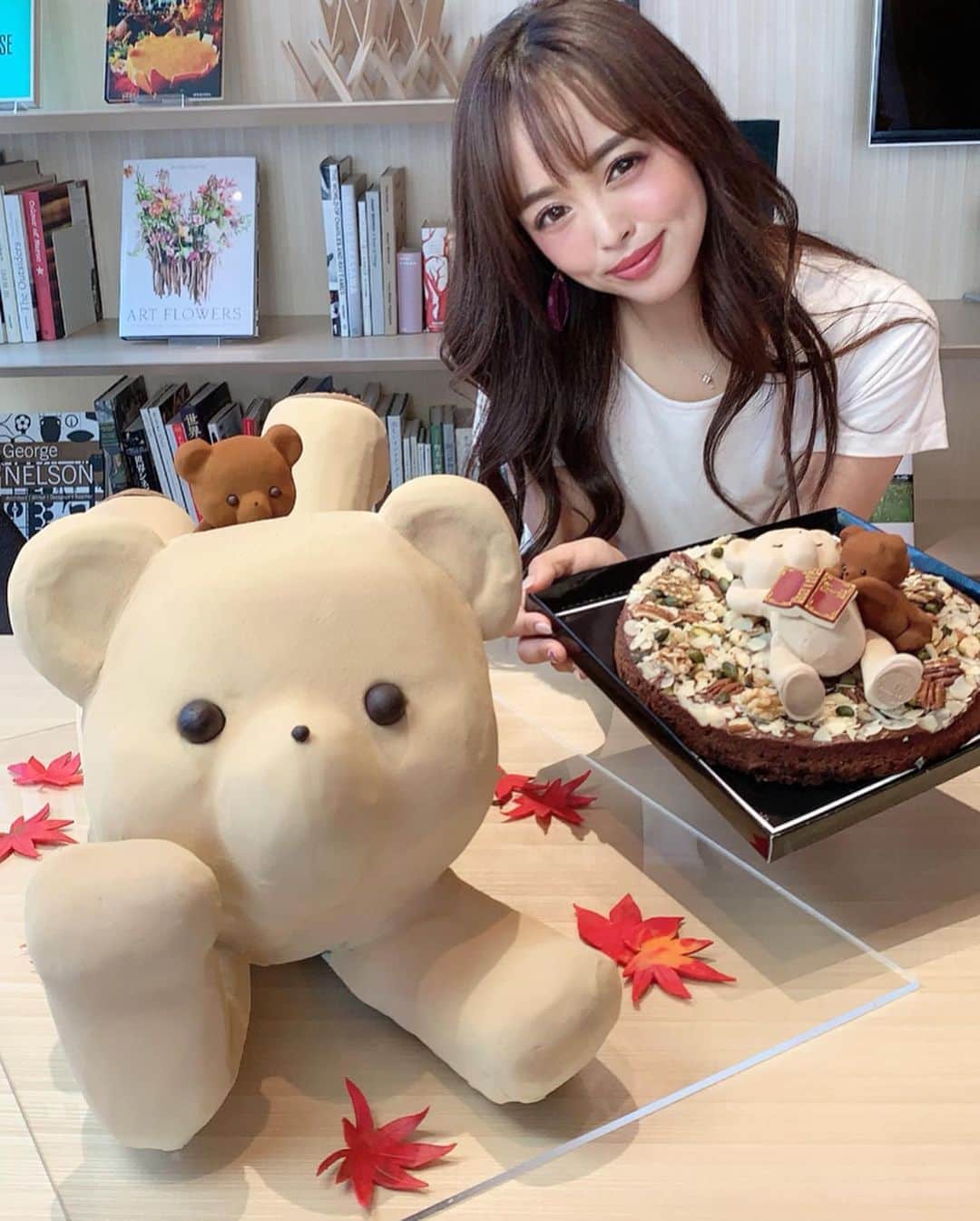 板橋瑠美さんのインスタグラム写真 - (板橋瑠美Instagram)「可愛すぎて言葉にならない、、、。﻿ ﻿ ﻿ 本当食べ物なの？﻿ と目を疑うくらい、ハイスペックすぎるケーキを﻿ 販売しているスイーツ店 LOUANGE  TOKYO♡﻿ ﻿ ﻿ 大好きなLOUANGEの  ハロウィン新作collectionへご招待いただき、﻿ 大好きな友達と娘といってきたよ(◍⁃͈ᴗ•͈)४४४♡* ﻿ ﻿ ﻿ 以前も誕生日や、クリスマス会でも、﻿ ここの可愛すぎるケーキをたべましたが、﻿ 本当夢がありすぎて食べるのもったいない！！﻿ ﻿ でも味もとっても美味しいんです💓﻿ ﻿ ﻿ 幸せTimeでした🥰😍﻿ ﻿ ドリンクケータリングの  @shio_inc  から、かわいいドリンクをいただきました☻﻿ ﻿ ﻿ 幸せな休日でした💓﻿ ﻿ ﻿ #ハロウィンスイーツ #トリックオアトリート」9月8日 20時41分 - rumi_official_0616