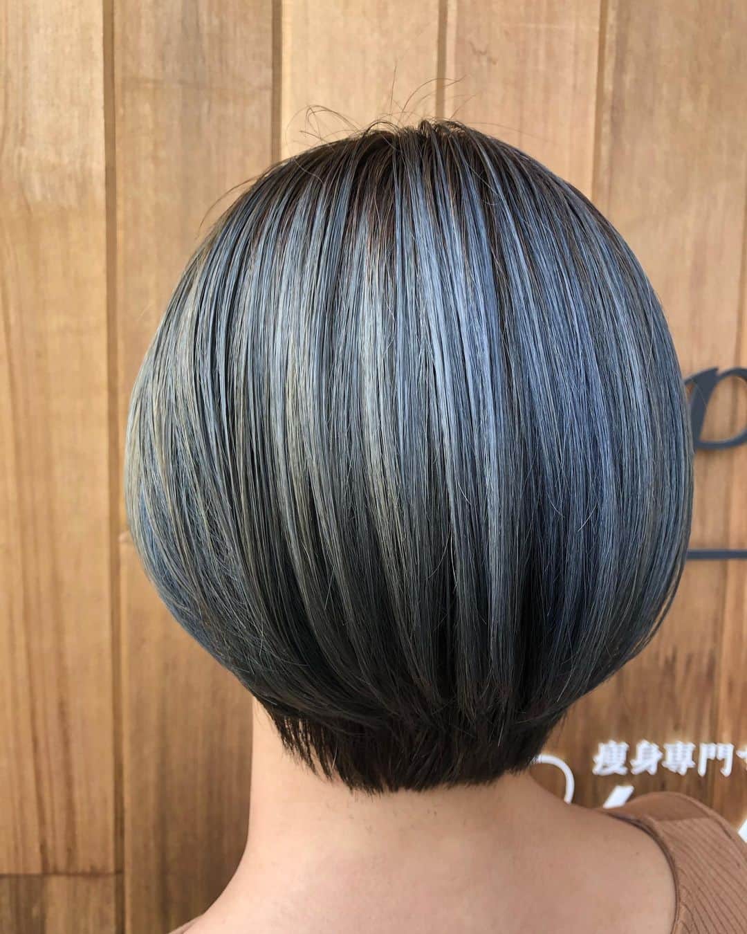 【北堀江・美容室 peaks hair】のインスタグラム：「. . . ダークグレージュカラー🌫 ハイトーンのカラーもお任せ下さい！ ケアブリーチとイルミナカラーでツヤのあるデザインカラーを作らせて頂きます✨ . . スタイリスト リュウスケ🙆‍♂️ . . #大阪#大阪美容室#堀江#美容室#大阪サロン#ヘアスタイル#マツエク#エステ#セルフネイル#nail#hairstyle#可愛くなりたい#女子力#お洒落#おしゃれな人と繋がりたい#アレンジ#ヘアカラー#イルミナカラー#アディクシーカラー#お洒落#グラデーションカラー#デザインカラー#外国人風カラー#フォトジェニック #photgrapher#photography#エヌドット#復元ドライヤー」