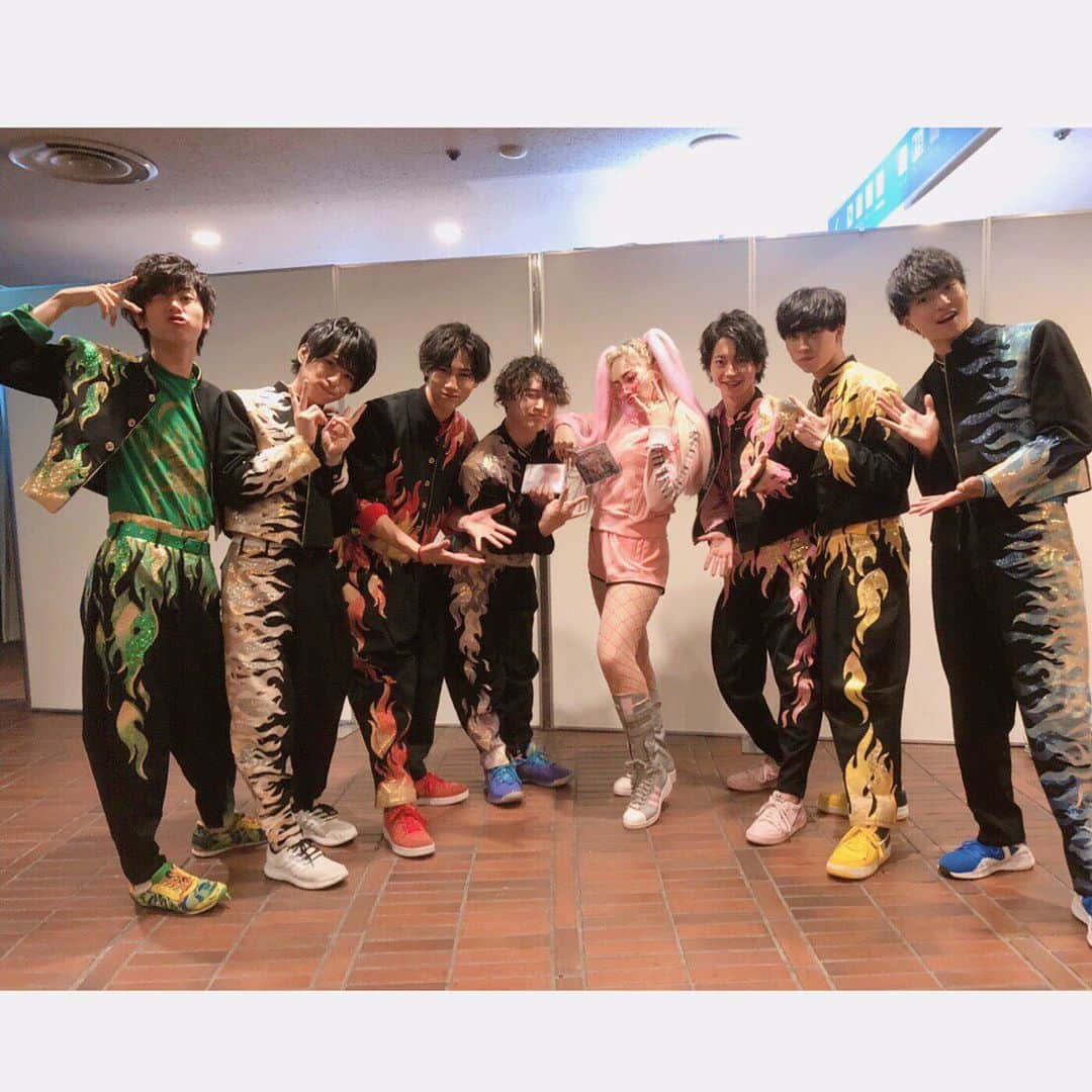 祭nine.さんのインスタグラム写真 - (祭nine.Instagram)「안녕~~﻿ ﻿ 今日は「神戸コレクション 2019 AUTUMN/WINTER -ガールズフェスティバル-」に出演させていただきました🔥🔥🔥﻿ ﻿ 最高でしたね〜〜！！！！﻿ ﻿ ライブステージもみなさん温かくて一緒に盛り上がってくれたし、﻿ ランウェイも歩かせていただきましたっ💥﻿ ﻿ 衣装は「Bershka」さんより！﻿ ﻿ すごくかっこいいですよね、、、﻿ 早くゲットしたいね〜〜﻿ ﻿ フィナーレまで出演させていただけてとても素敵な時間をみなさんと過ごすことができました！﻿ ﻿ ありがとうございました⚡️⚡️⚡️﻿ 関西のみなさん！ 今日23:30からのMBSラジオ「めっちゃ！祭nine.」聴いてね！ ﻿  そして、﻿ちゃんみなさんと一緒に撮らせていただきました🌈 ﻿ #祭nine. #野々田奏 #かなでぃ #カナディスタグラム #神戸コレクション #神コレ #Bershka #めっちゃ #セルカ #めっちゃ！祭nine.」9月8日 20時34分 - matsuri_nine.official