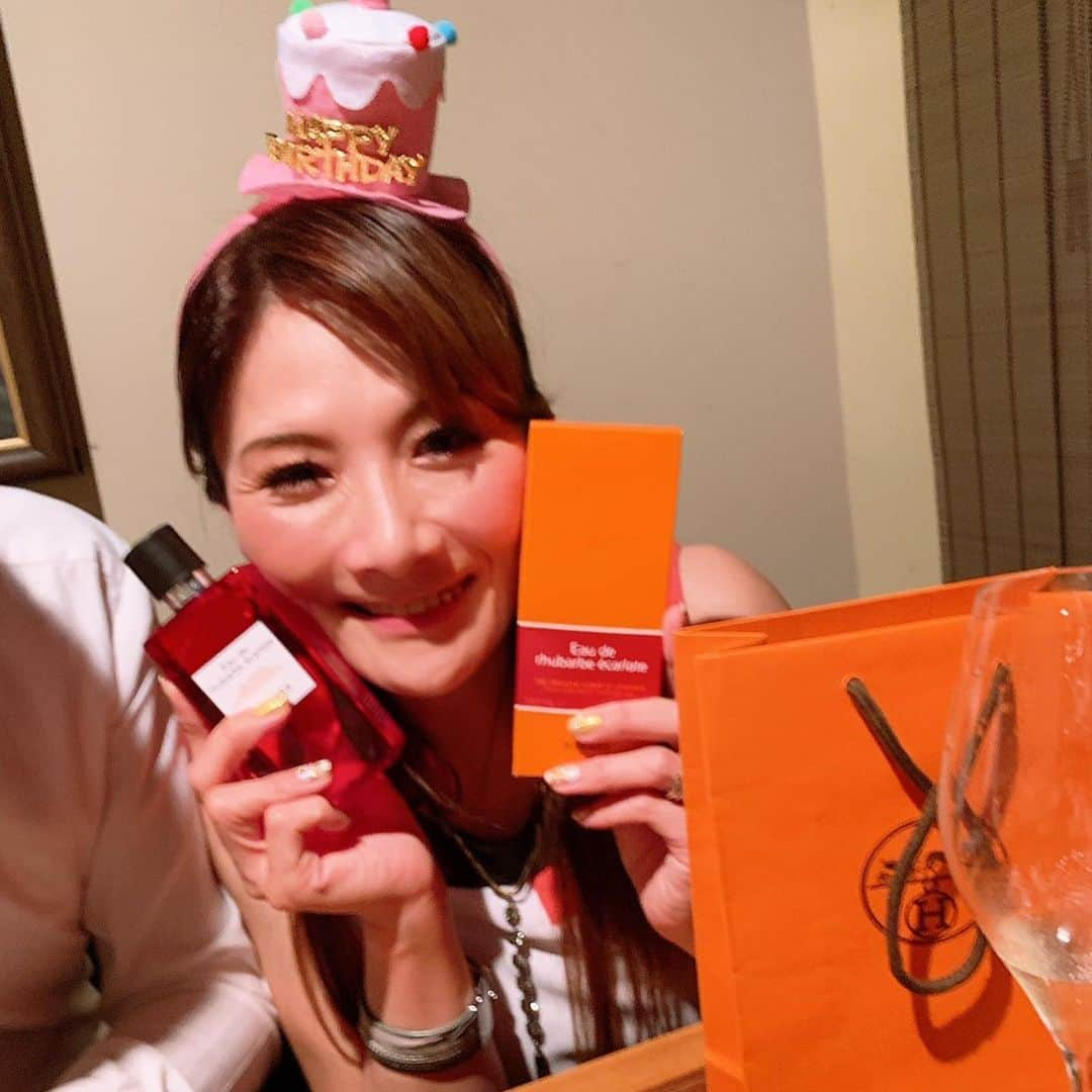 SPARAさんのインスタグラム写真 - (SPARAInstagram)「大好きなお姉様のお誕生日祝いは「和牛と魚貝 おへそ」さんで♡ @oheso_tokinari 大将の作るお料理はいつも感動です！ 毎回新しい味に出会える飽きないお店だから何回行っても毎回美味しい♡♡♡ ゆきのちゃんお誕生日おめでとうございます🍾  #おへそ#和牛と魚貝おへそ#浜松グルメ#お誕生日#お祝いの席#誕生日プレゼント#エルメスのシャワージェル」9月8日 20時37分 - spara_aco