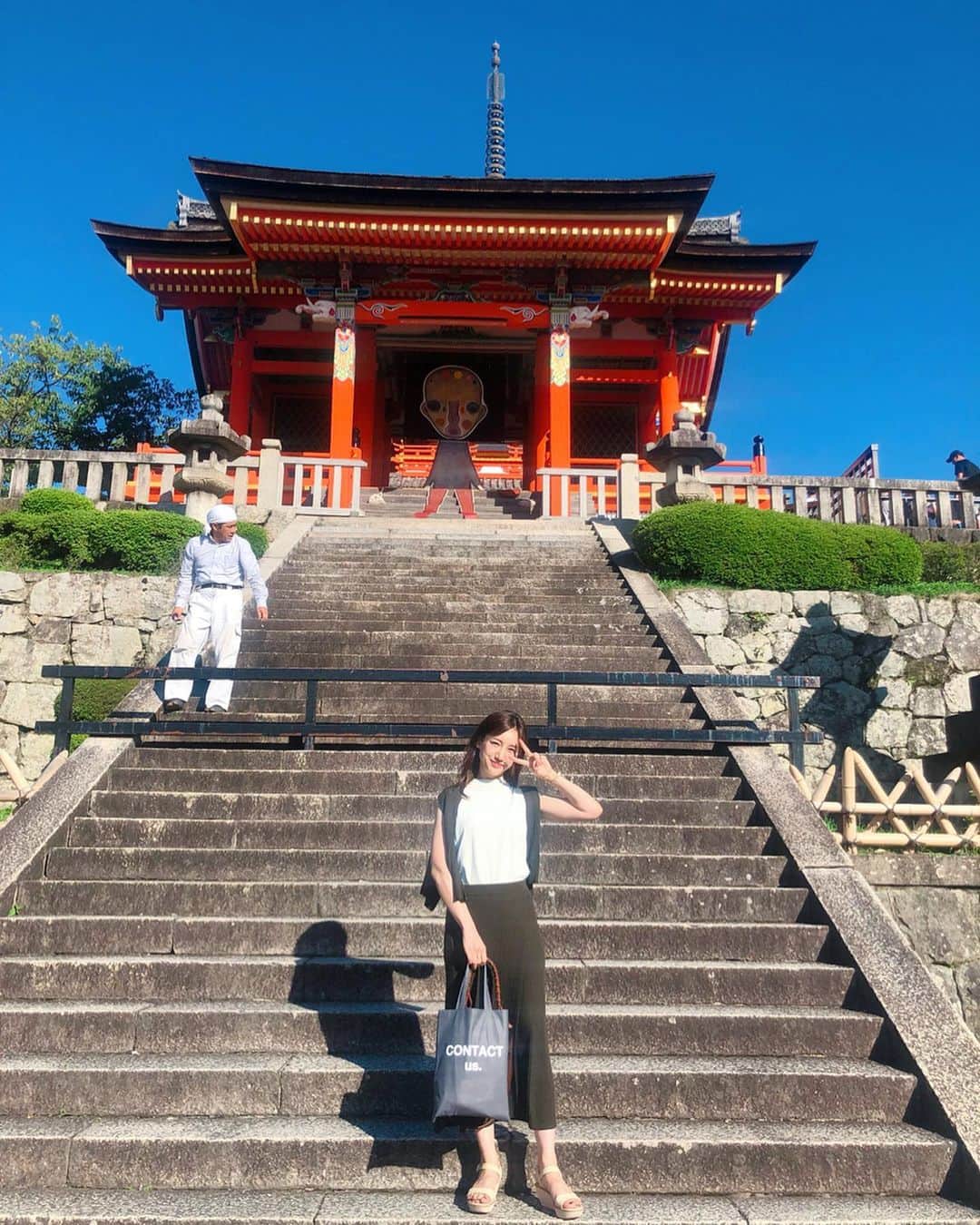のインスタグラム：「小説家の原田マハさんが 総合ディレクションされた展覧会、 CONTACT つなぐ・むすぶ 日本と世界のアート展が 京都 清水寺で9/1から今日まで開催されてて 私は昨日伺ってきました☺️ . 最初聞いた時はビックリしました、 あの原田マハさんが展覧会をされる、しかも清水寺で。 さまざまなアートのジャンルが集結していて 今回の機会がなければ会えなかっただろう作品に感動し感謝した展覧会でした😭 そんな様々な作品の知識がある訳ではないけれど 無情報でも心の目で見て感じるものがあれば それは画家と繋がっていると教えてくれたのは原田マハさんでした！  そして原田マハさんご本人がホストとなりゲストを招いてのトークショーもあり、 小説で美しい言葉を書かれるマハさん、話される言葉も美しくて  特に好きな小説、楽園のカンヴァスの内容について触れてくださったのが嬉しかったです この日のゲストが岡山県 大原美術館の理事である御立尚資さん、 楽園のカンヴァスでは見開きですぐ大原美術館が舞台で、 それはマハさんが10歳の時お父様に連れてってもらった思い出の美術館だそうで、 そんなマハさんの原体験も聞けたりしたのは ファンにとって嬉しい情報で、また小説への気持ちも変わりそうです  今回はICOM京都大会2019開催記念として開催された展示会だそうですが できればまたこのような展示会を 仕掛けて頂きたいです！！🥺 ありがとうございました😊 . . #原田マハ さん #京都#清水寺#contact2019 #芸術の秋#アート#展覧会#トークショー #kyoto#kiyomizudera#exhibition#art」