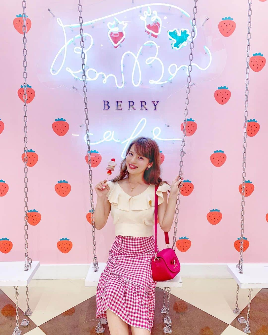 小沼瑞季さんのインスタグラム写真 - (小沼瑞季Instagram)「🍓💕🍓💕﻿ ﻿ ﻿ 伊豆いちごファクトリーには﻿ こんな可愛いブランコが😍🍓💕﻿ このフルールのカメラバッグは﻿ 普通のバッグとしても使えるの👜﻿ ﻿ この日の#みいきメイク💋 は﻿ いちごを意識したメイク🍓🍓🍓﻿ アイカラーレーション 02は右上のピンク多めで可愛く。チークは1番右の色使ったよ💓﻿ ﻿ ﻿ 《アイシャドウ》ルナソル アイカラーレーション 02 ディープローズクォーツ﻿ 《チーク》rms beauty リップチークパレット モーニングキス﻿ 《リップ》 CHANEL ルルージュデュオ ウルトラトゥニュ 54 ストロベリーレッド﻿ ﻿ ﻿ #伊豆いちごファクトリー #いちごファクトリー #道の駅伊豆のへそ #伊豆へそ #伊豆カフェ #静岡カフェ #伊豆旅行 #静岡旅行 #いちごスイーツ #ルナソル #rmsbeauty #chanelbeauty #maisondefleur #strawberryfactory  #strawberrysweets #shaveice #팥빙수 #딸기팥빙수 #딸기 #草莓 #刨冰 #剉冰 #いちごbonbonberry伊豆の国factory #みいきのカフェめぐり☕️🍰」9月8日 20時38分 - mizukikonuma