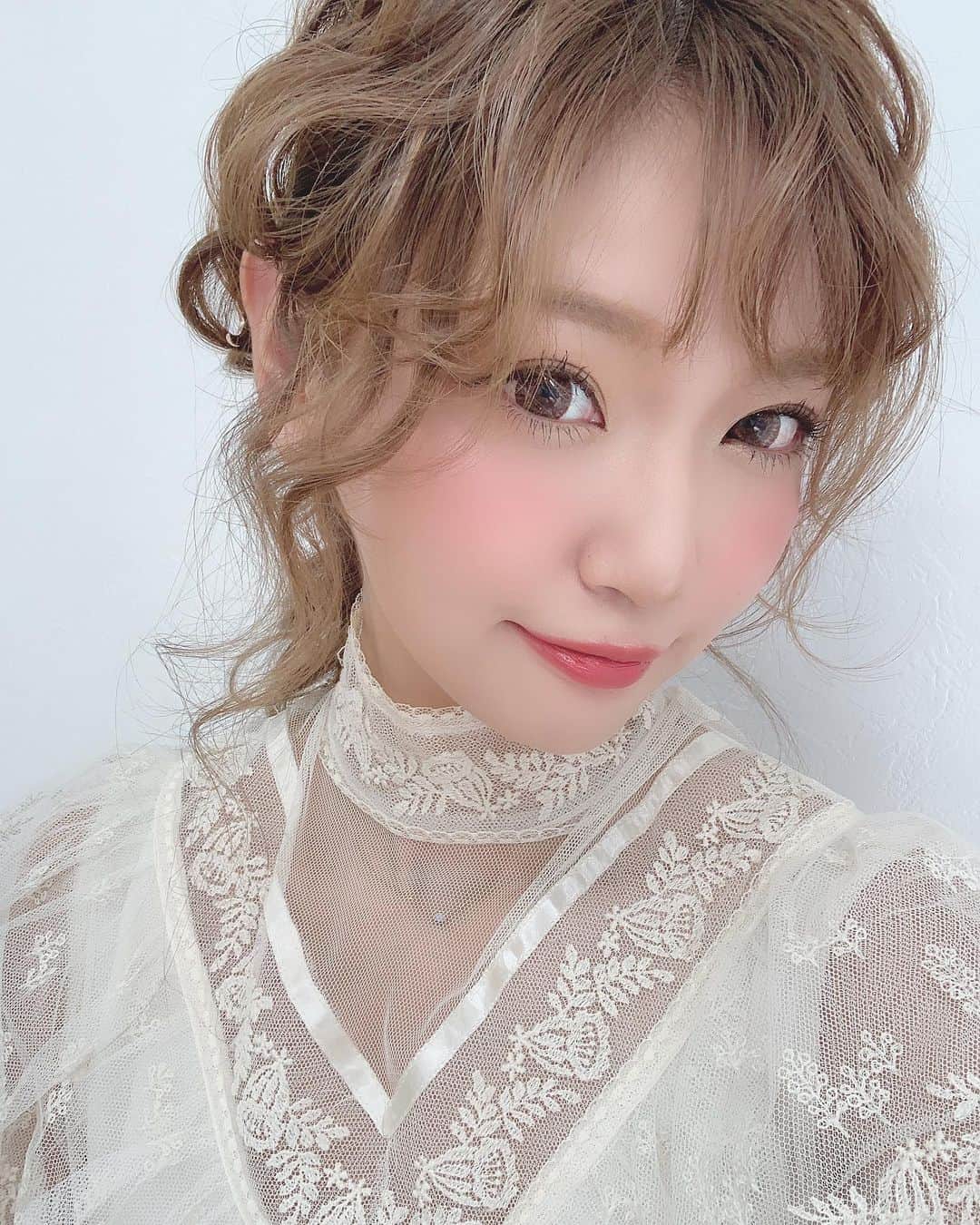 いっちゃん/嶋津 いつみのインスタグラム：「. . @rabichepow.chihiro さんの 中国の方向けセミナーへ巡業🙏🏻✨w . . . . 衣装のアンティークドレスに合わせて リップとチークをテラコッタ系にしてみた☺️🌿💕 . . . . . 明日も一緒にお仕事です🙌🏻⭐️ . . . . 今は明日に備えて 名古屋でヘアメンテナンス中ぅ～❤️ . . . 台風の影響で 新幹線が大混雑してて大変やった😭 . . . . #関西  #関西サロモ  #サロンモデル #サロモ #いっちゃん  #フリーモデル #関西モデル  #あざといっちゃん #かわいっちゃん #いっちゃんコーデ #ブライダルモデル #アレンジモデル #ヘアカラー  #ヘアアレンジ #ootd #撮影依頼受付中 #編みおろし会モデル . . . . . .  9月のお仕事依頼受付中です🧚🏻‍♀️💜 .」