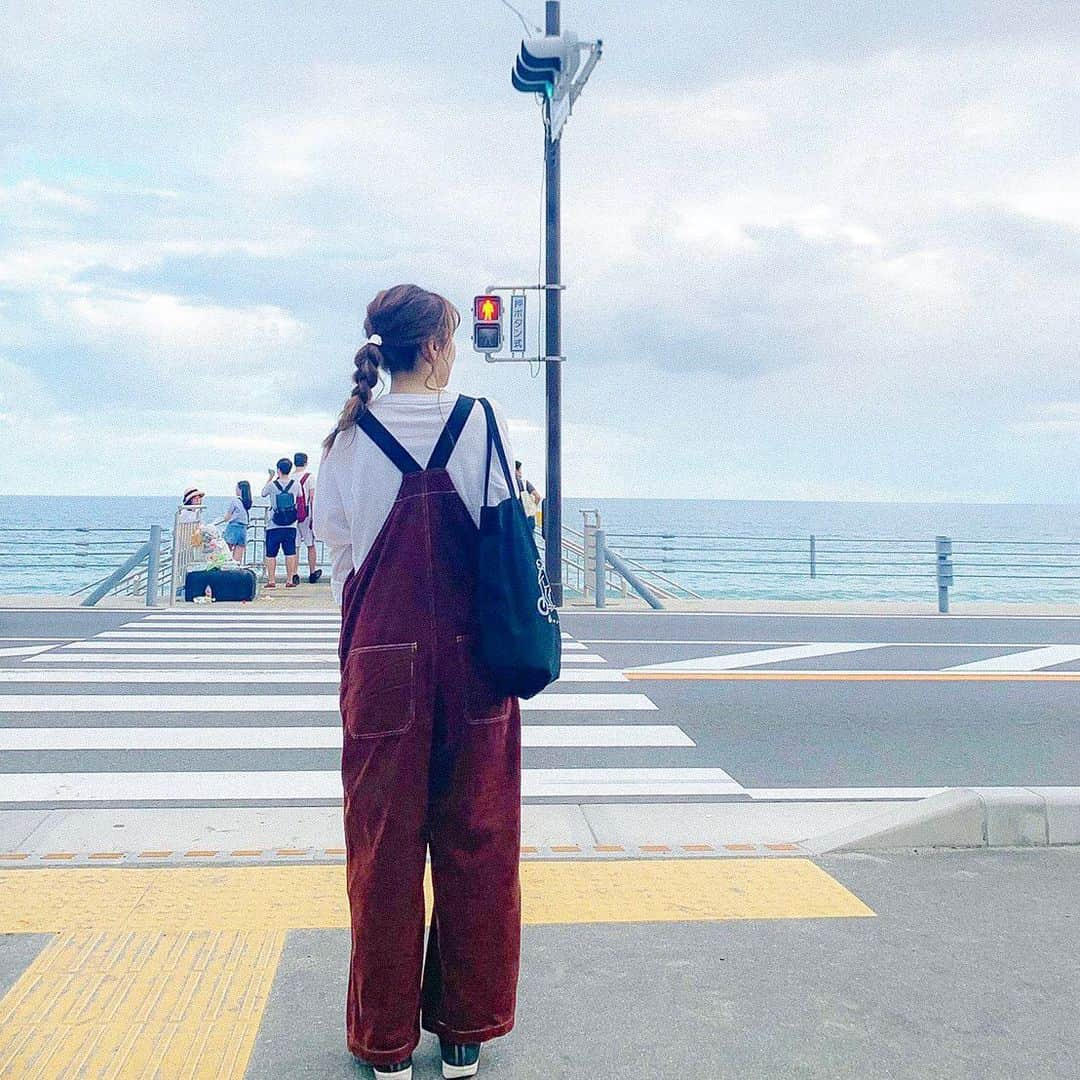 かほこ。さんのインスタグラム写真 - (かほこ。Instagram)「ㅤㅤㅤㅤㅤㅤㅤㅤㅤㅤㅤㅤㅤ ㅤㅤㅤㅤㅤㅤㅤㅤㅤㅤㅤㅤㅤ overall : #KBF tops : #champion bag : #omoinotake sneakers : #無印良品 ㅤㅤㅤㅤㅤㅤㅤㅤㅤㅤㅤㅤㅤ コーデュロイのオーバーオールはKBFの！肩紐がベルトになってる❤︎けっこうサイズは大きめかも？ ㅤㅤㅤㅤㅤㅤㅤㅤㅤㅤㅤㅤㅤ 髪型は、暑くてテキトーにラーメンマンにしたよ🍜👲🏻 ㅤㅤㅤㅤㅤㅤㅤㅤㅤㅤㅤㅤㅤ 悩んだら海行きたくなっちゃうので、お天気良かったし行ってきた！一人でセンチメンタルする予定が、みおちんも来てくれたので楽しく過ごせたありがとう🥺❤️また二人の写真も載せる！ ㅤㅤㅤㅤㅤㅤㅤㅤㅤㅤㅤㅤㅤ #kaho_fashion」9月8日 20時58分 - xxokohakxx