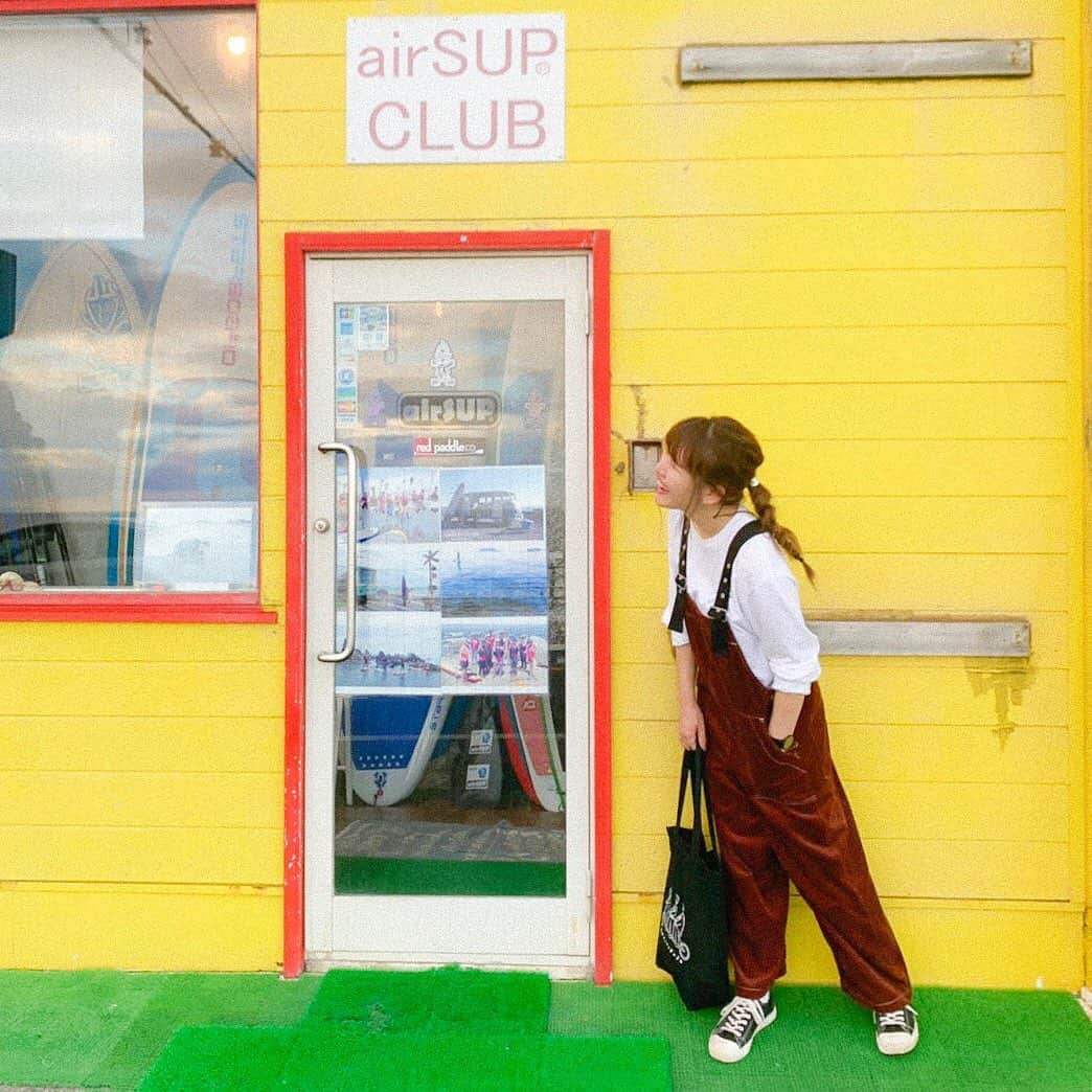 かほこ。さんのインスタグラム写真 - (かほこ。Instagram)「ㅤㅤㅤㅤㅤㅤㅤㅤㅤㅤㅤㅤㅤ ㅤㅤㅤㅤㅤㅤㅤㅤㅤㅤㅤㅤㅤ overall : #KBF tops : #champion bag : #omoinotake sneakers : #無印良品 ㅤㅤㅤㅤㅤㅤㅤㅤㅤㅤㅤㅤㅤ コーデュロイのオーバーオールはKBFの！肩紐がベルトになってる❤︎けっこうサイズは大きめかも？ ㅤㅤㅤㅤㅤㅤㅤㅤㅤㅤㅤㅤㅤ 髪型は、暑くてテキトーにラーメンマンにしたよ🍜👲🏻 ㅤㅤㅤㅤㅤㅤㅤㅤㅤㅤㅤㅤㅤ 悩んだら海行きたくなっちゃうので、お天気良かったし行ってきた！一人でセンチメンタルする予定が、みおちんも来てくれたので楽しく過ごせたありがとう🥺❤️また二人の写真も載せる！ ㅤㅤㅤㅤㅤㅤㅤㅤㅤㅤㅤㅤㅤ #kaho_fashion」9月8日 20時58分 - xxokohakxx