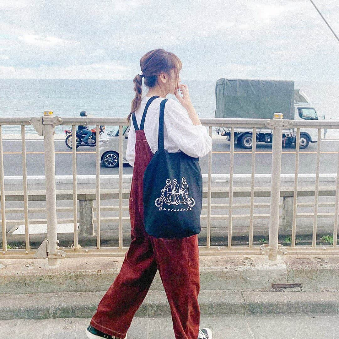 かほこ。さんのインスタグラム写真 - (かほこ。Instagram)「ㅤㅤㅤㅤㅤㅤㅤㅤㅤㅤㅤㅤㅤ ㅤㅤㅤㅤㅤㅤㅤㅤㅤㅤㅤㅤㅤ overall : #KBF tops : #champion bag : #omoinotake sneakers : #無印良品 ㅤㅤㅤㅤㅤㅤㅤㅤㅤㅤㅤㅤㅤ コーデュロイのオーバーオールはKBFの！肩紐がベルトになってる❤︎けっこうサイズは大きめかも？ ㅤㅤㅤㅤㅤㅤㅤㅤㅤㅤㅤㅤㅤ 髪型は、暑くてテキトーにラーメンマンにしたよ🍜👲🏻 ㅤㅤㅤㅤㅤㅤㅤㅤㅤㅤㅤㅤㅤ 悩んだら海行きたくなっちゃうので、お天気良かったし行ってきた！一人でセンチメンタルする予定が、みおちんも来てくれたので楽しく過ごせたありがとう🥺❤️また二人の写真も載せる！ ㅤㅤㅤㅤㅤㅤㅤㅤㅤㅤㅤㅤㅤ #kaho_fashion」9月8日 20時58分 - xxokohakxx