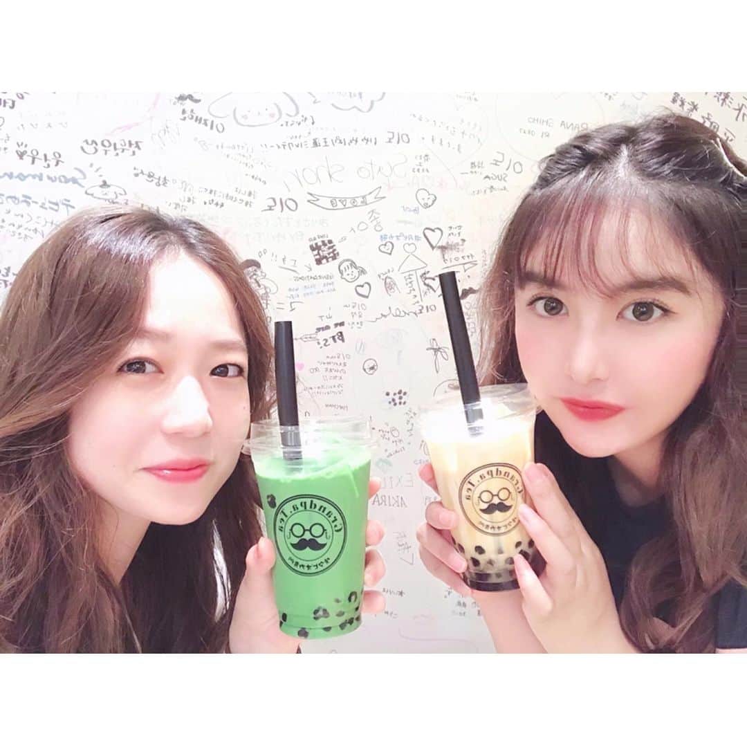 津久江麻由のインスタグラム：「. 親友ちゃんと新しくできた タピオカ屋さんへ😎🖤 . 色んなカラーのタピオカあって 色々飲みたかった〜🥺🥺 . ほうじ茶みるくタピオカと悩んで 黒糖みるくにした🥺💕 .  皆は何タピオカが好き？ . . . #タピ活 #タピオカ巡り #タピオカ #タピオカ好き #タピオカ部 #鹿児島カフェ #お気に入りコスメ #コスメ大好き #メイク好き #デパコス #コスメ紹介 #今日のメイク  #今日のコスメ #プチプラコスメ #メイク好きさんと繋がりたい #コスメ好きさんと繋がりたい  #メイク動画 #いいね返しは絶対 #おすすめコスメ #コスメ購入品 #コスメ好き #メイク好き #今日のコーデ #今日のコーディネート #本日のコーデ」
