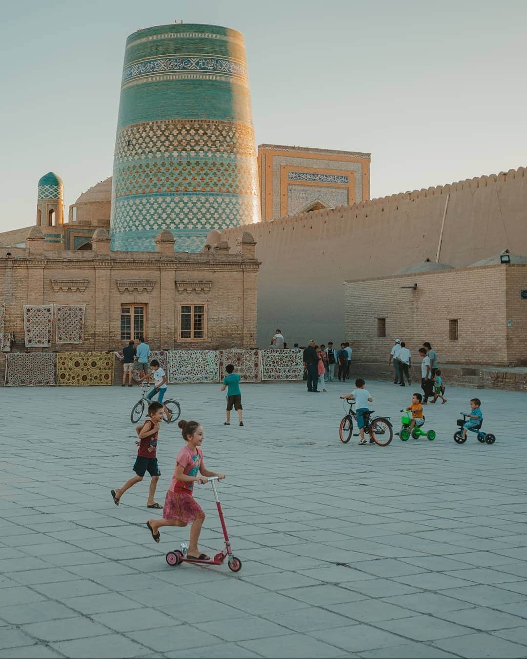 Putri Anindyaのインスタグラム：「20 hours in Khiva // if i could choose my favorite place in Uzbekistan, Khiva possibly became my favorite. The atmosphere was very enchanting and it was the first city we visited after Tashkent. The huge wall that surrounded the old city, made this place even more mythical. There are a lot of kids who said hi and smiles to me. . . A trip with @worldinfluencerscongress #visituzbekistan #wicuzbekistan」