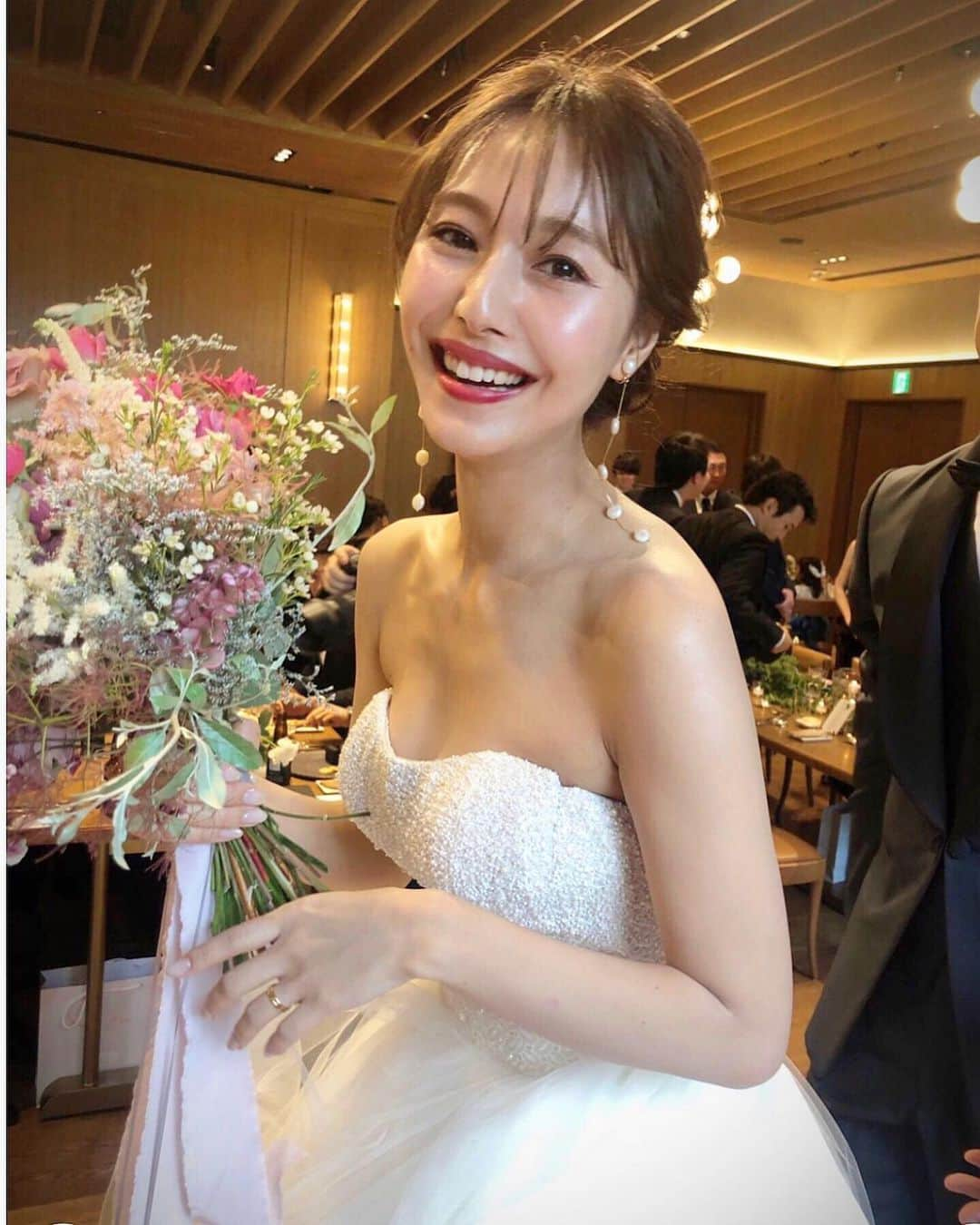 石川理咲子さんのインスタグラム写真 - (石川理咲子Instagram)「#orgablanca #risakowedding0727 #wedding 披露宴入場は前髪を下ろしてシースルーバング♡ 前髪は目に少しだけかかるくらいの長さにしていたので 下ろしたり、センター分けにしたり、 色々とアレンジが出来て良かったです😌 ・ リップも挙式より濃いめにして雰囲気を変えました💋 アクセサリーは @orgablanca_ です✨」9月8日 20時53分 - rsk_0315