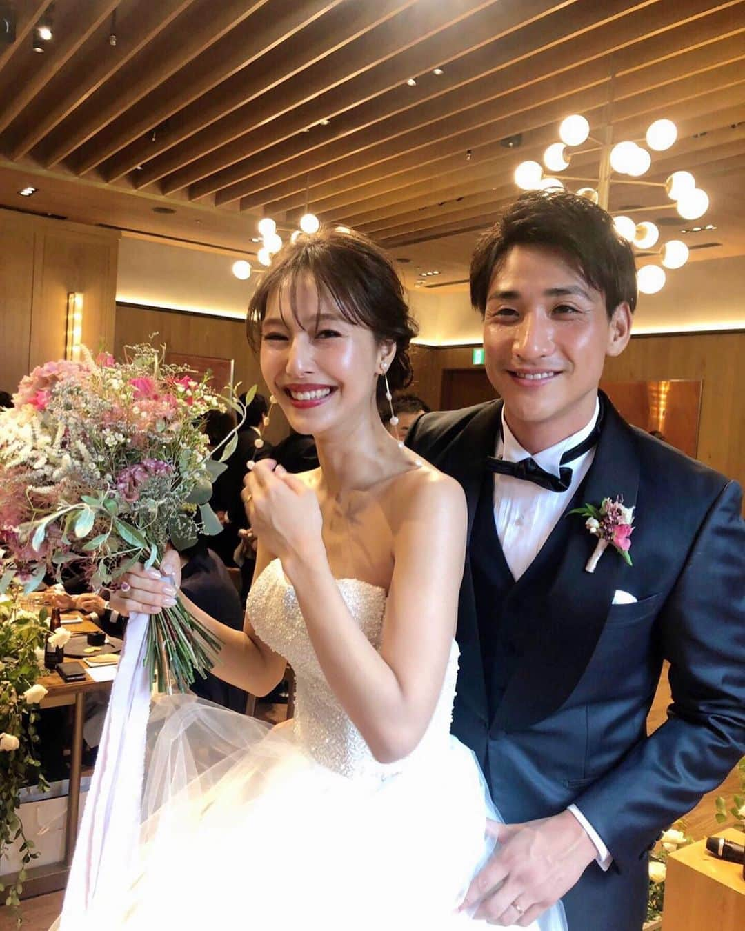 石川理咲子さんのインスタグラム写真 - (石川理咲子Instagram)「#orgablanca #risakowedding0727 #wedding 披露宴入場は前髪を下ろしてシースルーバング♡ 前髪は目に少しだけかかるくらいの長さにしていたので 下ろしたり、センター分けにしたり、 色々とアレンジが出来て良かったです😌 ・ リップも挙式より濃いめにして雰囲気を変えました💋 アクセサリーは @orgablanca_ です✨」9月8日 20時53分 - rsk_0315