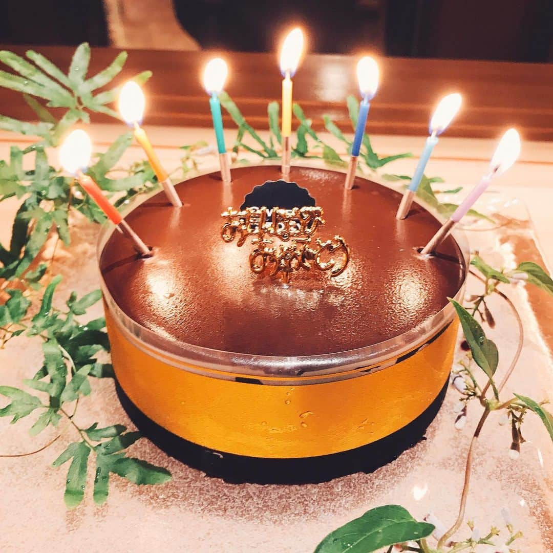 板橋よしえさんのインスタグラム写真 - (板橋よしえInstagram)「誕生日を迎えました🥳 今年は娘🧒🏻から初めて「ママおたんじょうびおめでとう」と言ってもらえて泣きそうになりました😢 誕生日をお祝いするために、毎年いろいろ考えてくれる旦那に感謝です🙏✨ いつも真っ先にお祝いのメッセージを届けてくれる母にも☺️しあわせだい。 メッセージをくれた友人たちやキャンディの仲間たちも本当にどうもありがとう🥰 うれしいよ～～～❤️ #昨年の日記を見てみたら #娘の歯を磨くとき #イーしてと言ったら #初めてイーしてくれた日でした #9月7日」9月8日 20時53分 - candy_yoshie