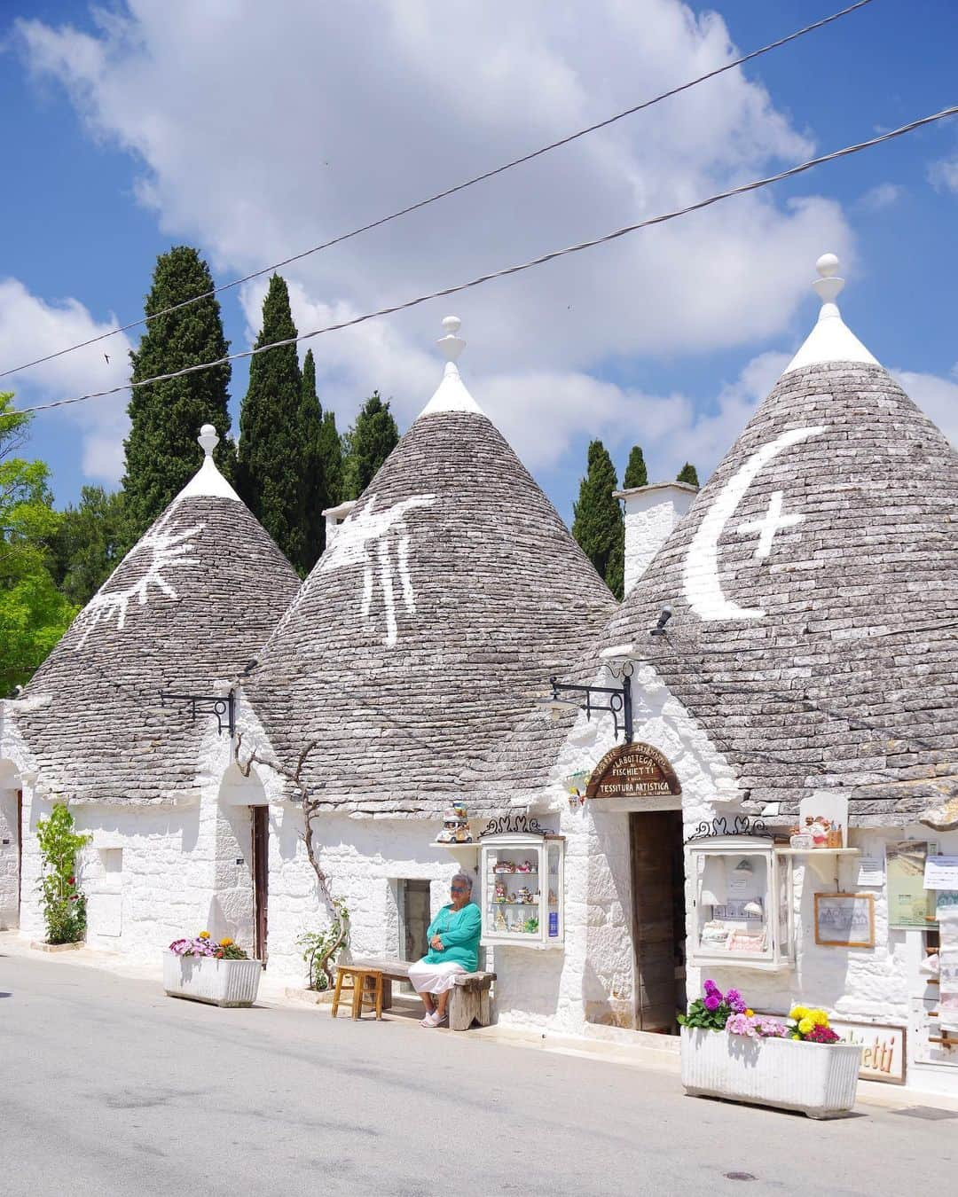 田島知華さんのインスタグラム写真 - (田島知華Instagram)「【Italy🇮🇹Alberobello】A symbol is drawn on the Trulli roof in Alberobello. 世界遺産アルベロベッロのトゥルッリには さまざまな意味を持つシンボルが描かれています🌙 特にこのトゥルッリをたくさん見られるのがモンテ地区。 モンテ・ペルティカ通りには 屋根にシンボルが描かれた家が連なっており、 人気のフォトスポットになっています！  そしてモンテ・ペルティカ通りの脇には細い小径があり、 華やかなお花が街並みをより美しく彩っています。 この季節だからこそ楽しめる白壁とお花の共演🌸 Copyright © TAJIHARU  PENTAX K-1 MarkⅡ  HD PENTAX-D FA 15-30mmF2.8ED SDM WR HD PENTAX-D FA 28-105mmF3.5-5.6ED DC WR _ #たじはるトリップ #TAJIHARU_italy #イタリア #南イタリア #プーリア州 #アルベロベッロ #ヨーロッパ #女子旅 #旅ガール #カメラ女子 #イタリア旅行 #italy #southitaly #puglia #alberobello #europe #igerseurope #igersitaly #topeuropephoto #topitalyphoto #visititaly #visitalberobello #wonderful_places #beautifuldestinations #beautifulplace #earthpix #discoverglobe #discoverearth」9月8日 20時56分 - haruka_tajima