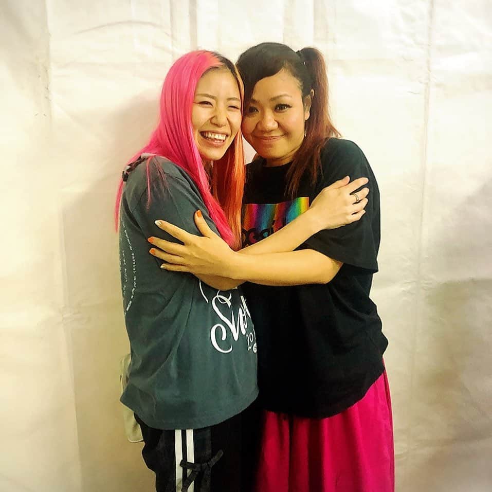 あやぺたのインスタグラム：「マキシマム ザ ホルモンのナヲさんと🥰ラブシャの時の！！ ナヲさんにあの時相談してなかったら、無事に今こうして、安定期を迎えれてなかったかもしれない。感謝って言葉じゃ足らなすぎる。。 ほんとにナヲさんは、バンドマンとして先輩であり、女として先輩であり、母親として先輩であり、うちもナヲさんみたいな素敵な母ちゃんバンドマンになりたい！！！がんばる！！！ そして、ライブ活動を休止して、1週間たちました。たった1週間やのに、ライブしたくてうずうずするし、あと何十週間もライブないってのが、10年バンドやってきて初めてやから、やっぱむちゃ不安になる。 けど、今いっぱい曲つくってる！ 来週からプリプロもはじまる！ みんなまっててねー！！！！！！」
