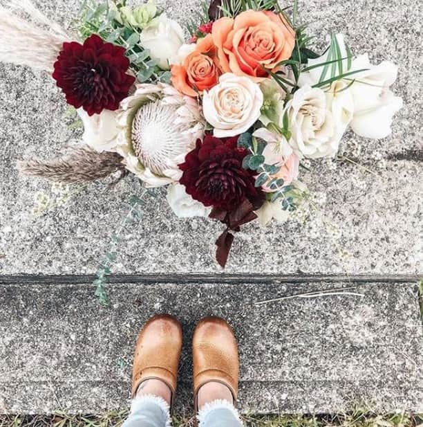 ダンスコのインスタグラム：「Loving this bouquet! What's your favorite fall flower? Thanks to @thurmanandfig for the beautiful pic! . . . #dansko #instalove #clogs #shoes #danskos #justyourfavorites #instagood #danskostyle #comfort #newshoes」