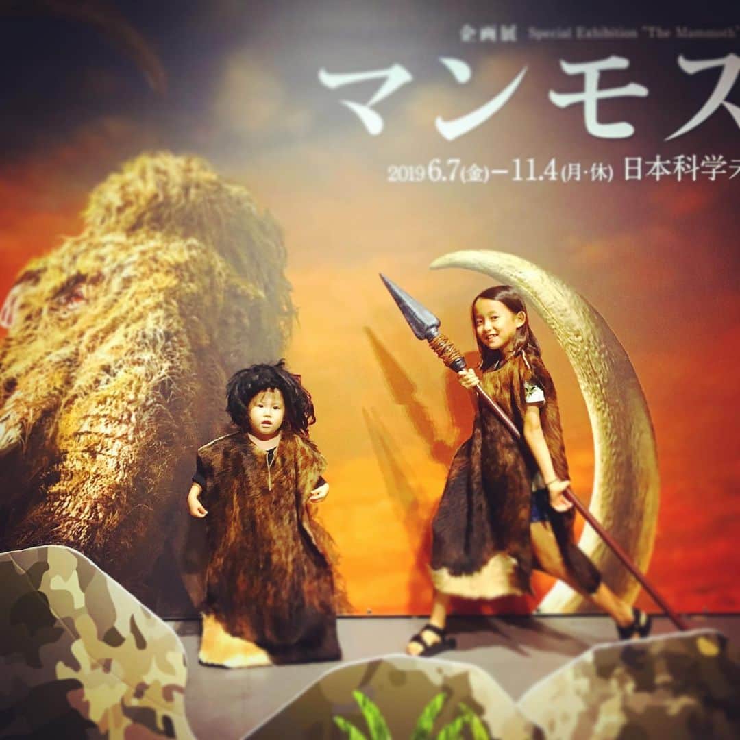 篠宮暁さんのインスタグラム写真 - (篠宮暁Instagram)「娘と姪っ子。 娘よ、似合ってんな おい。 #マンモス展」9月8日 21時01分 - shinomiyaakira