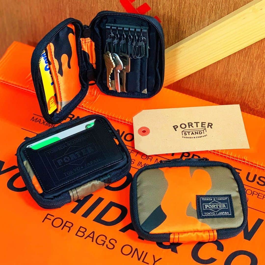 のインスタグラム：「『PORTER STAND』  こんばんは。 本日は、ご好評いただいている「PSカモ」シリーズよりキーケースをご紹介いたします。カモフラージュ柄の中で最も代表的なウッドランドパターンに発色の良いオレンジカラーを取り入れ、インパクトのあるオリジナルのカモ柄を作成しました。本日ご紹介するキーケースは、内装に6連タイプのキーホルダーとカードポケットを配しており、機能性の高い仕様となっています。また、背面にはレーザー加工によってポーターロゴを表現したICカードポケットを取り付けています。 是非店頭でお手にとってご覧ください。  PORTER STANDオリジナル PSカモ キーケース ￥8,500（税別）  #yoshidakaban #porter #吉田カバン #ポーター #luggagelabel #porteryoshida #porterflagshipstore #kurachikabyporter #porterseoul #potr #madeinjapan #japan #porterstand #shinagawa #tokyo #station #camouflage #keycase #limited」