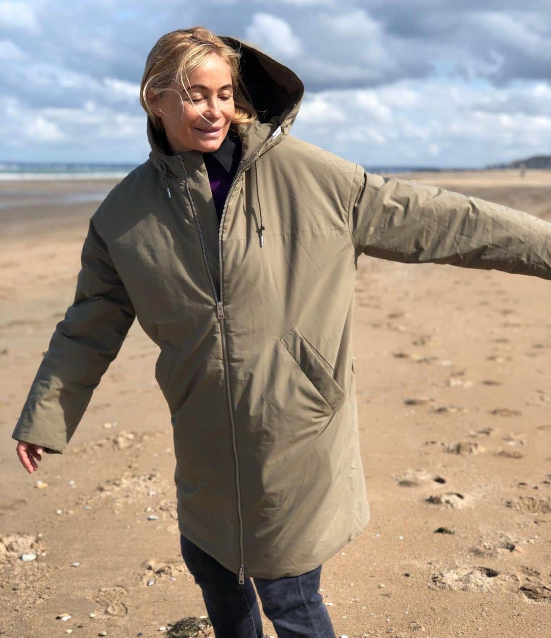 エマニュエル・ベアールのインスタグラム：「#goodbye  @deauvilleofficial ☀️ #bythesea #seaside #normandie coat  @apc_paris」