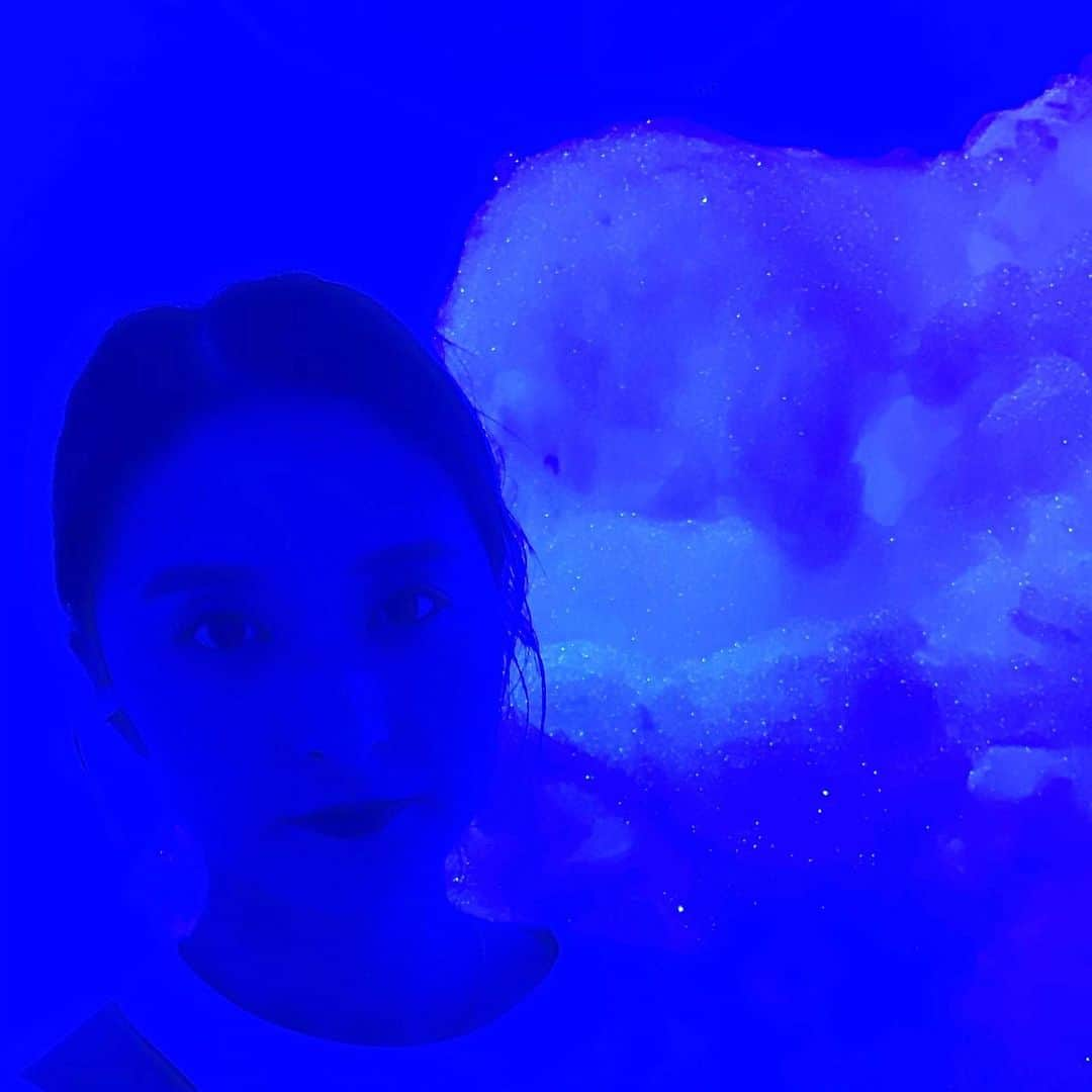 海下真夕さんのインスタグラム写真 - (海下真夕Instagram)「. 🔵🔷🔹💙 . 台風の影響心配。 お気をつけください💦 . ..................................... 📷at #21世紀美術館 #名和晃平 《Foam》 泡と光からなるFoam。 生成と消滅の繰り返し。 （会期04.27-08.25） お盆に実家に帰省した際、この作品が 見たいがために金沢へ。 名和晃平さんの作品が大好きです☺️ . #Foam#現代美術#art」9月8日 21時09分 - kaigeworld