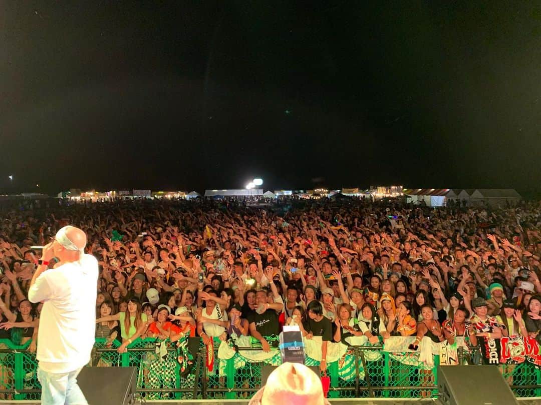 MIGHTY CROWNのインスタグラム：「今年も良き！ Thanks for having us #ibaraki #bigwave #stageshow #killaz #mightycrown  #papatoshi and the crew bless up!  #茨城  ここに集まる客が好きだな 愛を感じる また音で遊ぼう #reggae #dancehall  翼の酒で 出遅れるという😂」
