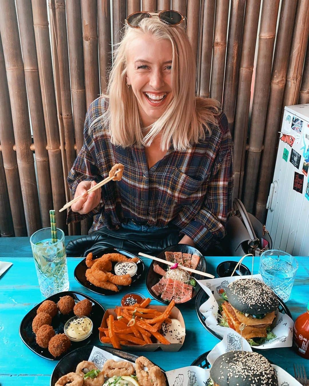 Zanna Van Dijkさんのインスタグラム写真 - (Zanna Van DijkInstagram)「Amsterdam, it’s been a pleasure 🇳🇱 I’m practically rolling home after eating non-stop this weekend 😂 But seriously, Amsterdam is vegan food HEAVEN 🙌🏼 Check out this spread we had last night from @veganjunkfoodbar 🌱 🍤 Tempura prawns 🍣 Salmon sashimi 🦑 Tempura calamari 🍖 Bitterballen 🍔 Burgers 🍟 Sweet potato fries It was all vegan and all BOMB 💣😍 Don’t worry, a full Amsterdam vegan food guide is coming to my website soon! ✅ Now it’s time to catch the train home and hopefully find a way out the food coma I’ve been in for 3 days 😹👌🏼 #veganeats #plantbased #plantpowered #amsterdam」9月8日 21時11分 - zannavandijk