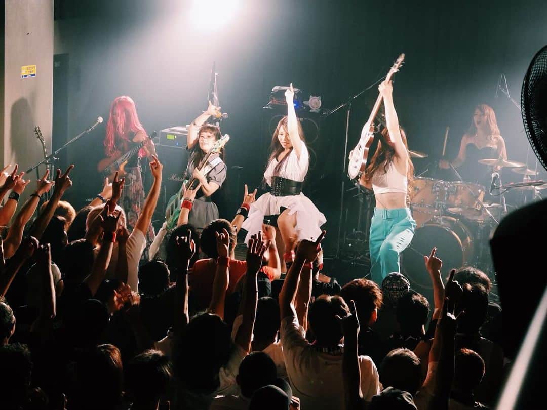 R!Nのインスタグラム：「和歌山シェルター ありがとうございました！！ 昨日と比べて天井も高く後ろに長い会場でしたが、アツすぎる空間でした！  今日のセットリストも攻め攻めで、最後までみんなで声と拳を挙げて一丸となれたのが嬉しかったです😌  また中盤でつけまつげ取れた。 諦めて剥ぎ取った。笑 アツい二日間をありがとうございました！ また来週会いましょう！！ 次の広島はSAKIさんがサポートボーカルとして出演してくださります！🎤Aldiousツアーで歌ってくださる最後の公演になりますので、皆様是非お越しください！！ #Aldious #アルディアス」