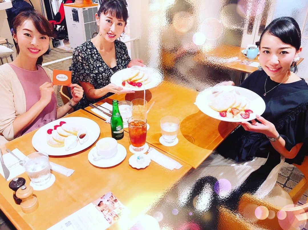 音花ゆりのインスタグラム：「. . 先日、まりいと馨ちゃんとランチへ✨ . 久しぶりのサラベス❤️ やっぱり…なんて美味しいの❤️❤️ 1年振りの3人集合は話が尽きない😅 . . #1年前も #パンケーキ 食べてた🤣 #話が尽きない #数時間が一瞬に感じる #楽しすぎた」