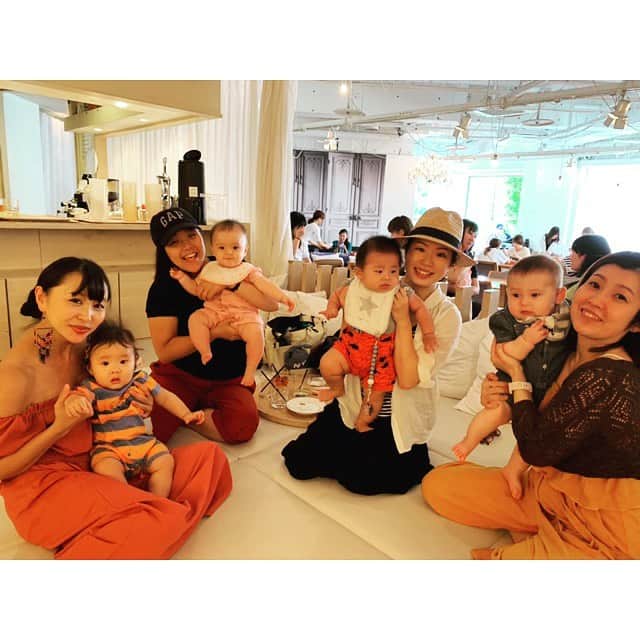 NON-Pさんのインスタグラム写真 - (NON-PInstagram)「可愛さ爆発の赤ちゃん会議❣️ みんな月齢同じで、誕生日も1日違いとか🎂‼️ ・ 国際色豊か👶🏻👶👶🏼👶🏻 ウチだけ、日本生まれの生粋の日本人👶🏻👨🏻👩🏻‼️ ・ 楽しいママ友ランチ🍽🥗🧀🥧🥤🍼ゎ、 See you soon💋 ・ ・ #赤ちゃん会議 #ママ友会 #国際色豊か #lunch #6months #6ヶ月ベビー #生後6ヶ月 #産まれてきてくれてありがとう  #👶🏻 #baby #boy #family #happy #smile  #友優心 #ゆうしん #yuushin #cute #🤱🏻 #家族 #papa #mama #宝物 #mylove #iloveyou #愛してる」9月8日 21時25分 - nonp_mam