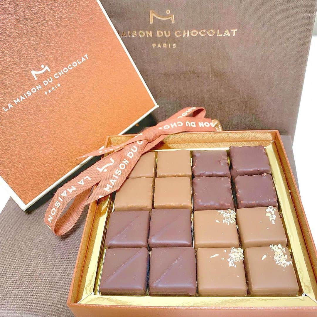 のインスタグラム：「チョコ🍫🎀﻿ めっちゃおいしいの🖤﻿ ﻿ 昨日は彼氏とお出かけできたけど﻿ 今日は天気悪いから﻿ ずっとお家🏠💧﻿ ﻿ でも寝てるだけで幸せ👶笑﻿ ﻿#lamaisonduchocolat #チョコレート ⚠︎男の人からのコメント.dmいりません﻿ 送ってきた人ブロックします」