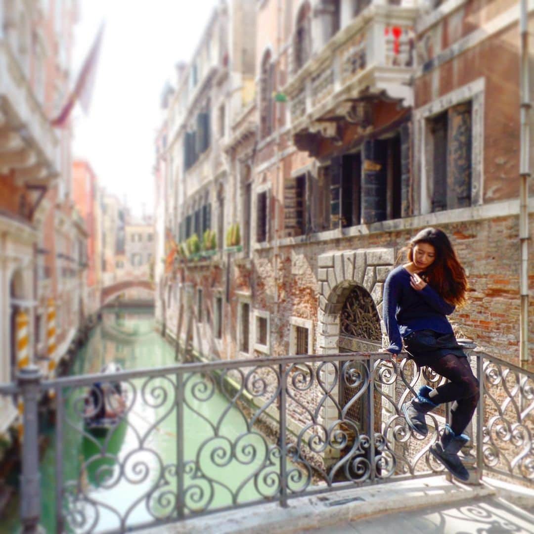 彩海のインスタグラム：「. . Where do you wanna go your next adventure? ✈︎✈︎✈︎ . . 皆さん、次はどこに冒険に行きたいですか？✈︎ . . Photo; in Venice, Italy. . . . #nextadventure #loveyourself #traveladdicts #Italy #venice🇮🇹」