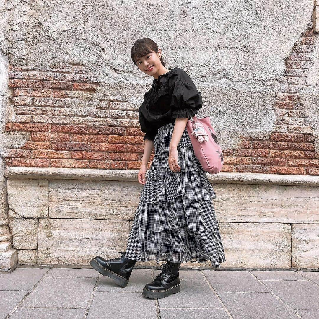 本間日陽さんのインスタグラム写真 - (本間日陽Instagram)「* 珍しくBlack❤︎ お洋服など写真2枚目に タグ付けします🏷！ ぬいばトートにつけるのかわいい💌 あえてのお顔隠しです（ ; ; ） （とてもかわいそう、、） #321_code」9月8日 21時30分 - hinata_homma1110