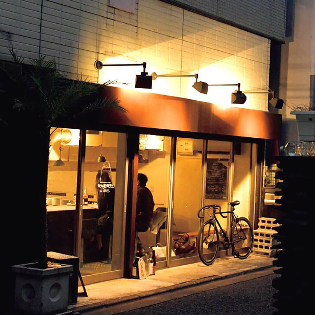 東京カレンダーさんのインスタグラム写真 - (東京カレンダーInstagram)「赤身肉がブームの今、唯一無二の体験は、“西永福”にある渋谷から電車で約20分。 . 今年2月にオープンしたのが、西永福の『ムーグルモン』。 . 仕入れは、焼きの技術が優れた料理人にしか肉を卸さないことで有名な『サカエヤ』と、松濤にも店を構える『エレゾ』から。 . 赤身全盛の今、この2軒から仕入れている事実が実力を物語っている。 . この日いただいたのは、『サカエヤ』の「岩手短角牛のサーロイン」（460g）￥7,360。 . 噛むほどに、豊かな旨みが口中でスパークする。 . 【by東カレ編集部】 店名 ▷ムーグルモン（meuglement） 最寄り駅 ▷西永福 ジャンル ▷フランス料理・ビストロ TEL ▷080-2117-5863 住所 ▷杉並区永福 3-57-16 シチュエーション ▷デート・友人 . . ー続きは東カレwebまたはアプリにてー ▶︎『　東京カレンダー　ムーグルモン　』で検索！ . #東京カレンダー #tokyocalendar #東カレ#東カレグルメ#東京グルメ #tokyofood #yummy #japanesefood #東京美食 #肉 #和牛 #ステーキ」9月8日 21時30分 - tokyocalendar