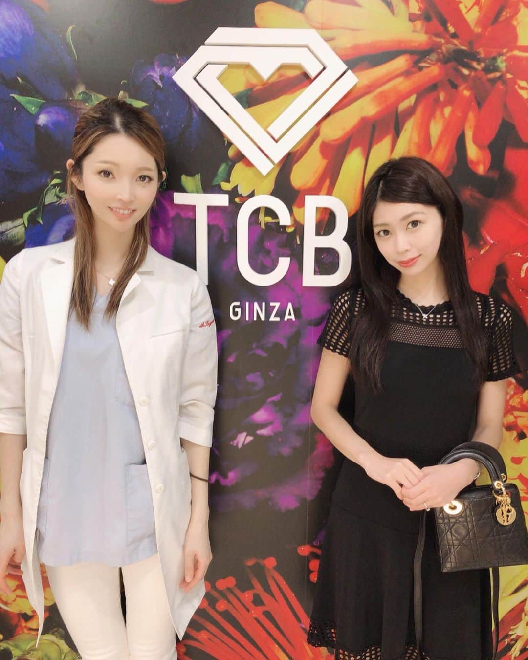倉岡生夏のインスタグラム：「美容メンテナンスday⭐︎ ・ ・ 昨日は東京中央美容外科銀座院でハイフをしてきました！  今まで高周波しかしたことがなくて実はハイフにずっと興味があって、色々調べ尽くしていました。  口コミを見ると色々な意見がありハイフ選びは重要なことを知って慎重にクリニックを探しました^_^  ハイフは皮膚の最深まで超音波があてることができるのでリフトアップ効果が長く期待できるとのこと。 色々なハイフの中でも痛みのすくないと言われているソノクイーンがよいなと東京中央美容外科さんに行くことにしました❣️ 永峰祥子先生は小顔❣️そしてすごく優しく対応してくださいました！  店内も清潔感もあるし、ハイフも痛みも赤みもなくスムーズに施術を受けることができて満足です^_^ 二週間後くらいに効果がわかりやすいとのことなので経過をまた載せますね❣️ ・ ・ ・ ・ #リフトアップならtcb東京中央美容外科 #東京中央美容外科 #美容外科#銀座#美容整形ならtcb東京中央美容外科 #東京中央美容外科銀座院#ソノクイーン #ハイフ#hifu #リフトアップ#永峯祥子 #pr #メンテナンス #小顔#料理研究家倉岡生夏 #ootd #ファッションコーデ#アラサーコーデ #愛され女子 #michelkors #dior #大人可愛いコーデ」