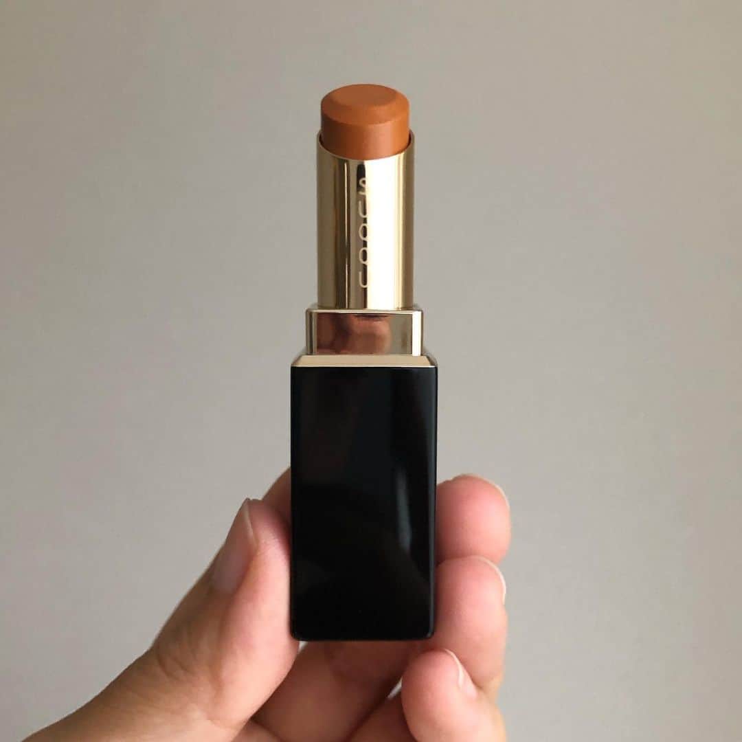 服部円のインスタグラム：「Diorとどちらを買うかアンケートをした結果、SUQQUをゲット。しかし、難しい。もともと唇の色がわりとあるほうで、重ねるとこのくすんだ独特の黄味がなくなってしまうんですよね。草場さんのレッスンでオススメされたTHREEのリップペンシルでもとの色味を抑えて塗るとキレイに発色するのですが、塗り直しがちょっと面倒だったり。自分が選ぶものが多分上級者向けというか、ちょっとアクの強いものだったりして、ああこれは洋服と同じだなと。誰でも簡単に、誰でもキレイになれるもの、全然興味がない。だからずっと生きにくかったけど、この歳になると監視されることもなく随分と楽だ。大人になってよかったね☺️ #SUQQU #スック #金銀杏 #服部化粧」