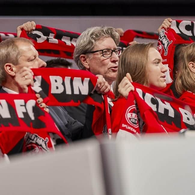 1.FCケルンさんのインスタグラム写真 - (1.FCケルンInstagram)「❤️⚪ Die #effzeh-Profis, die erste Frauenmannschaft und die U17 des 1. FC Köln singen gemeinsam mit den anwesenden Mitgliedern die Hymne bei der #effzehMV.」9月8日 21時41分 - fckoeln