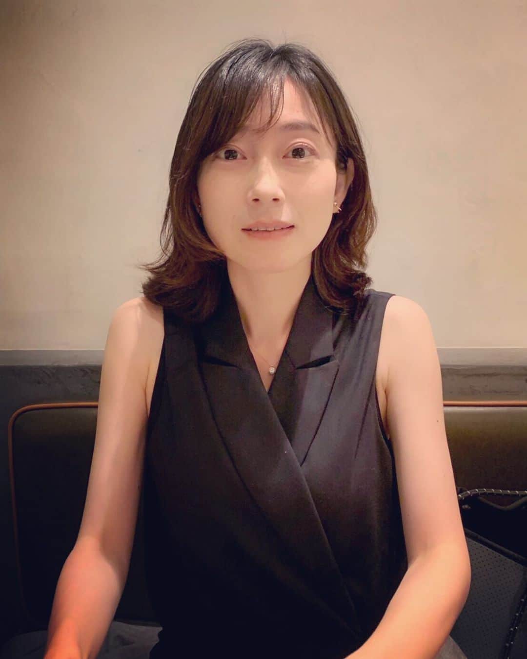 小橋めぐみのインスタグラム：「肩出す季節も そろそろ終わりかな。」