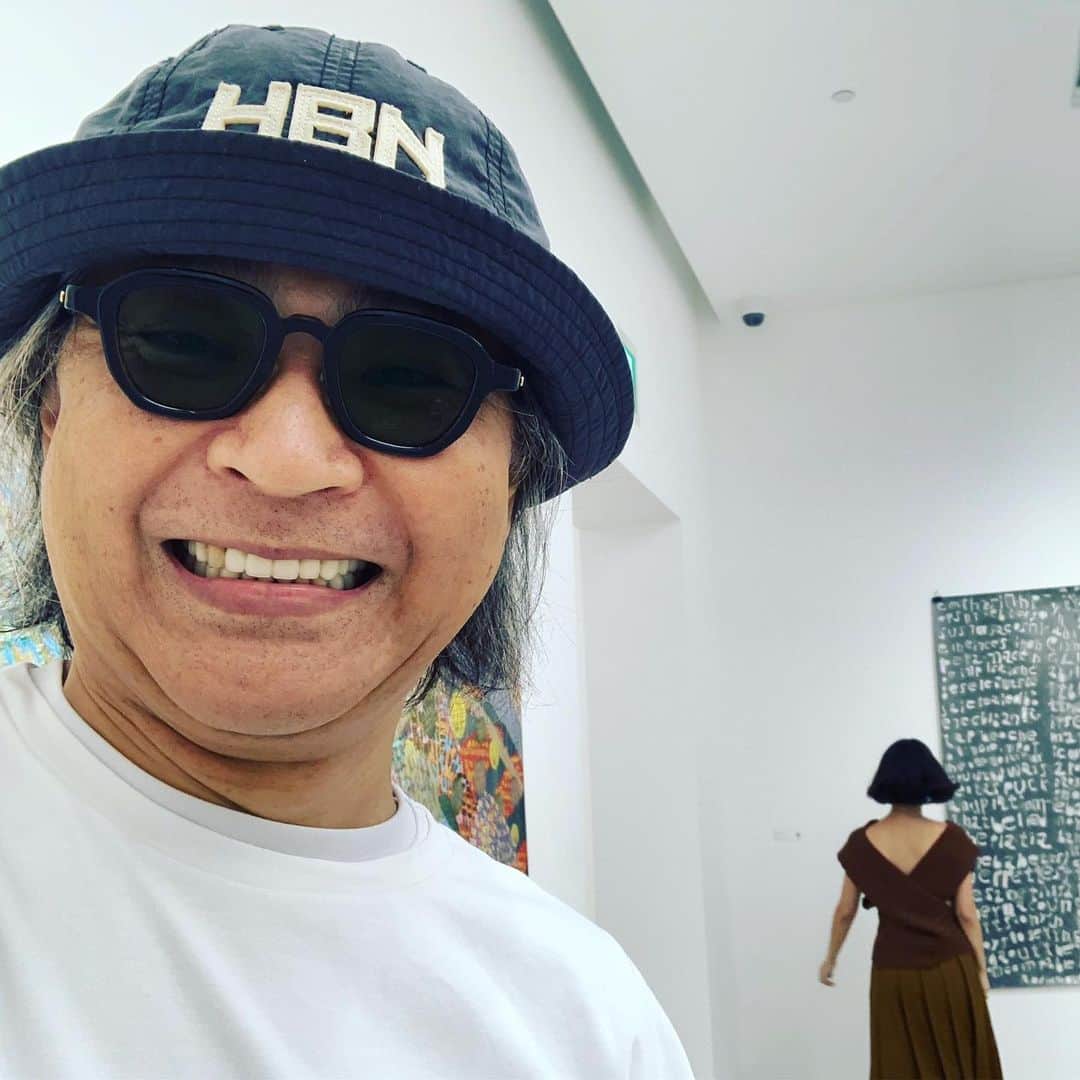 HiRAO INCさんのインスタグラム写真 - (HiRAO INCInstagram)「. Fun Fun Fun  Outsider Artは知的障害、精神障害のある方々のアート。 描く喜びはピュアで、迷いがなくて、エネルギーが高くて、気持ち良い。  毎日通ってしまう。 子どもたちも、大喜び✨  はやく涼しくならないかなと、 昨日リステアで衝動買いしたステラのスニーカーと、ブラウンのスカート。 そろそろ、セーターもきたいな  #gyreomotesando  #gyre_shopandthink」9月8日 21時35分 - kayokohirao