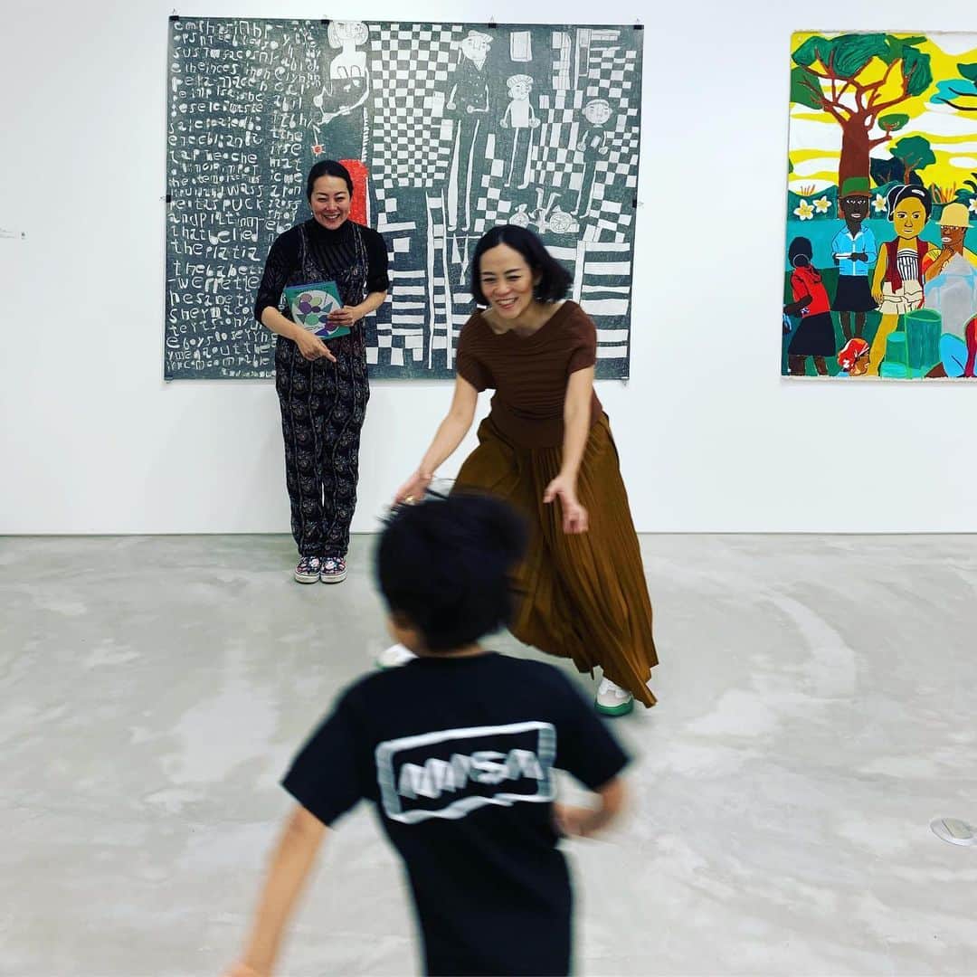 HiRAO INCさんのインスタグラム写真 - (HiRAO INCInstagram)「. Fun Fun Fun  Outsider Artは知的障害、精神障害のある方々のアート。 描く喜びはピュアで、迷いがなくて、エネルギーが高くて、気持ち良い。  毎日通ってしまう。 子どもたちも、大喜び✨  はやく涼しくならないかなと、 昨日リステアで衝動買いしたステラのスニーカーと、ブラウンのスカート。 そろそろ、セーターもきたいな  #gyreomotesando  #gyre_shopandthink」9月8日 21時35分 - kayokohirao