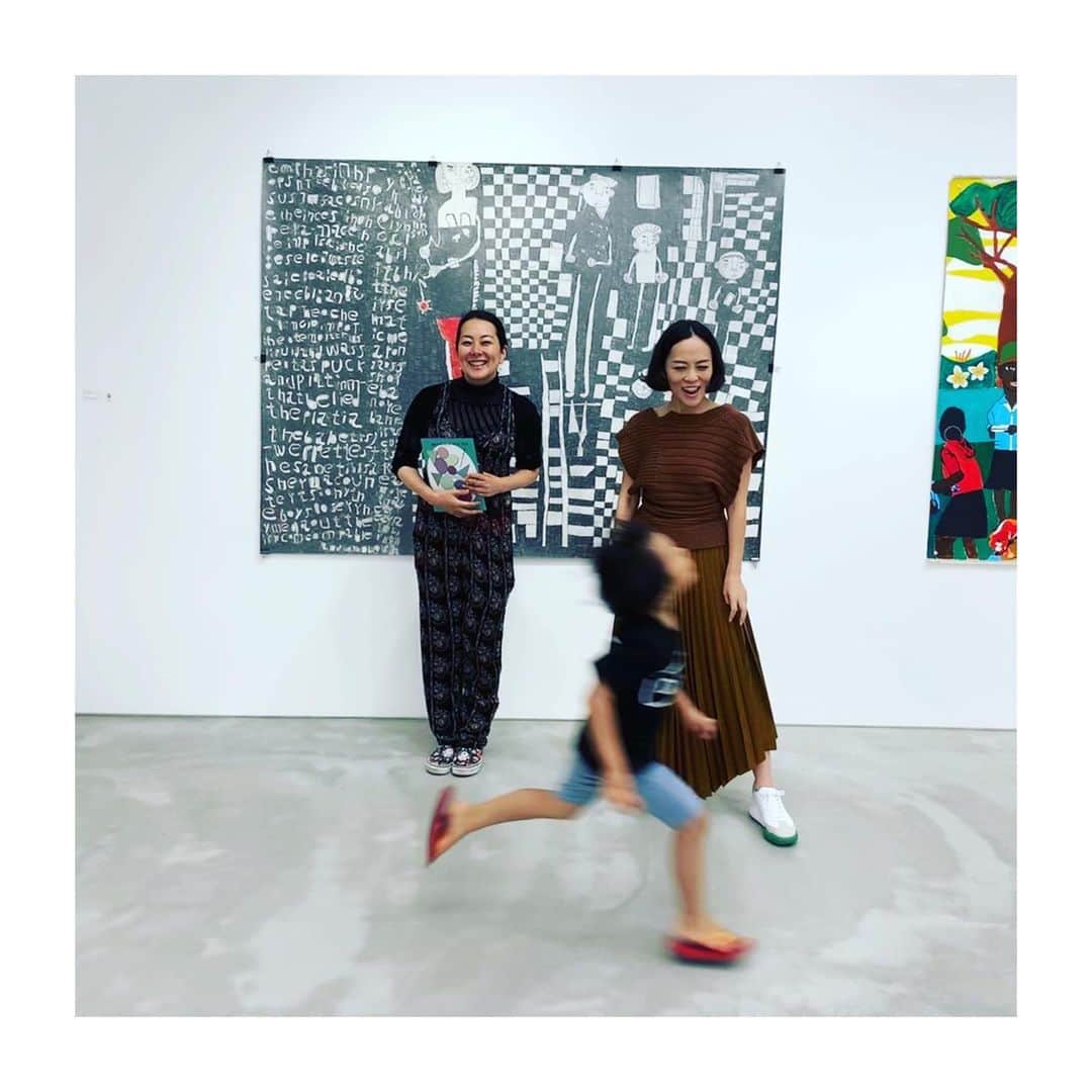 HiRAO INCさんのインスタグラム写真 - (HiRAO INCInstagram)「. Fun Fun Fun  Outsider Artは知的障害、精神障害のある方々のアート。 描く喜びはピュアで、迷いがなくて、エネルギーが高くて、気持ち良い。  毎日通ってしまう。 子どもたちも、大喜び✨  はやく涼しくならないかなと、 昨日リステアで衝動買いしたステラのスニーカーと、ブラウンのスカート。 そろそろ、セーターもきたいな  #gyreomotesando  #gyre_shopandthink」9月8日 21時35分 - kayokohirao
