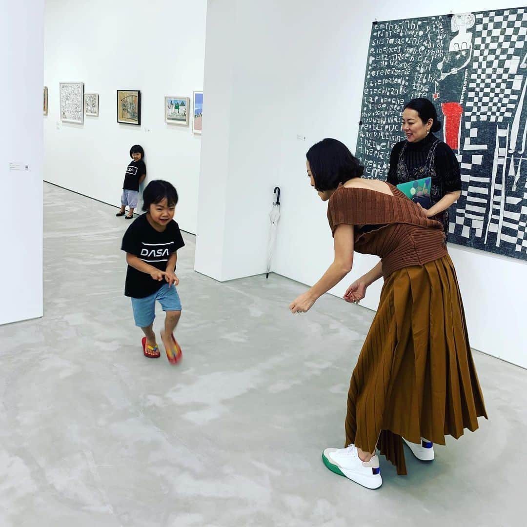 HiRAO INCさんのインスタグラム写真 - (HiRAO INCInstagram)「. Fun Fun Fun  Outsider Artは知的障害、精神障害のある方々のアート。 描く喜びはピュアで、迷いがなくて、エネルギーが高くて、気持ち良い。  毎日通ってしまう。 子どもたちも、大喜び✨  はやく涼しくならないかなと、 昨日リステアで衝動買いしたステラのスニーカーと、ブラウンのスカート。 そろそろ、セーターもきたいな  #gyreomotesando  #gyre_shopandthink」9月8日 21時35分 - kayokohirao