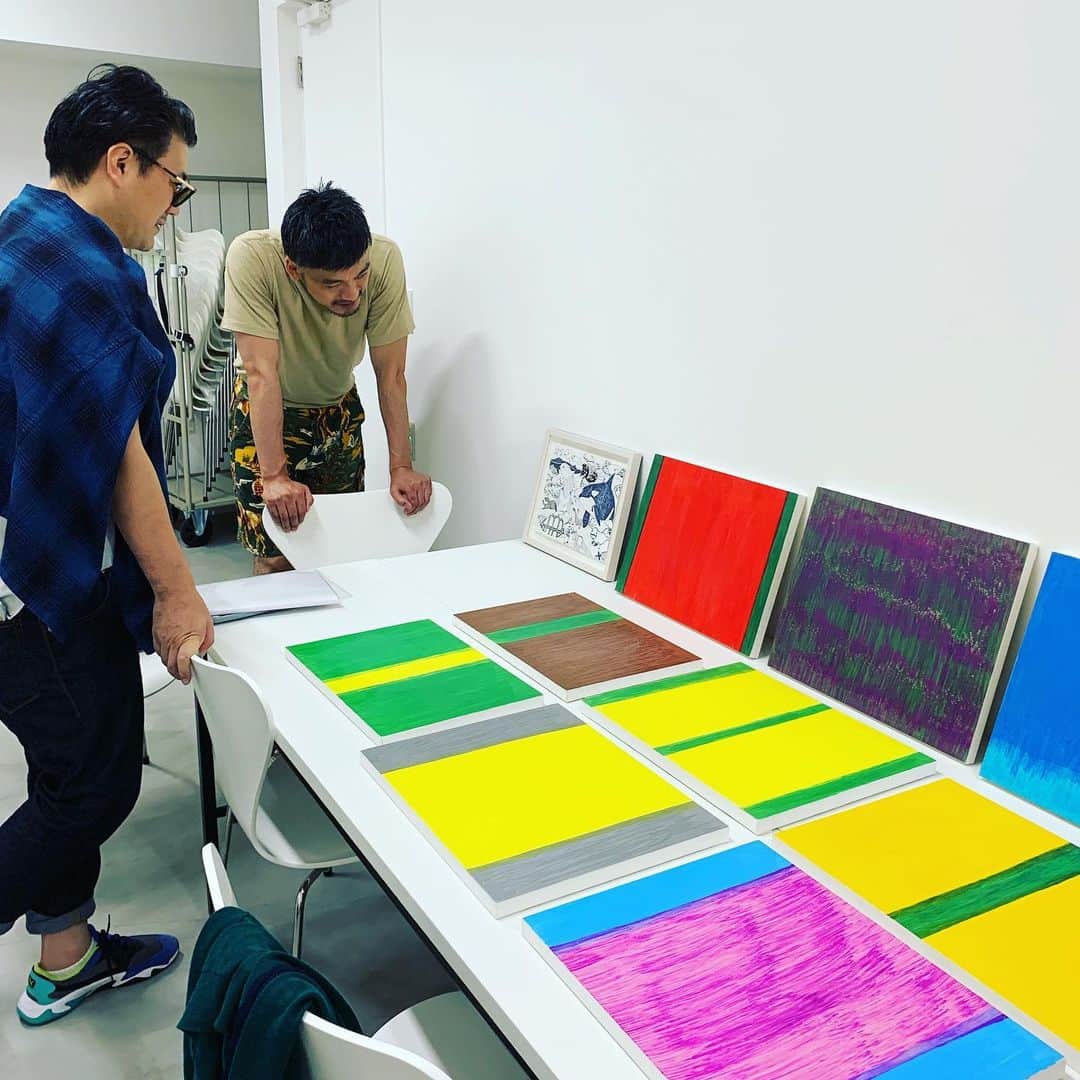 HiRAO INCさんのインスタグラム写真 - (HiRAO INCInstagram)「. Fun Fun Fun  Outsider Artは知的障害、精神障害のある方々のアート。 描く喜びはピュアで、迷いがなくて、エネルギーが高くて、気持ち良い。  毎日通ってしまう。 子どもたちも、大喜び✨  はやく涼しくならないかなと、 昨日リステアで衝動買いしたステラのスニーカーと、ブラウンのスカート。 そろそろ、セーターもきたいな  #gyreomotesando  #gyre_shopandthink」9月8日 21時35分 - kayokohirao