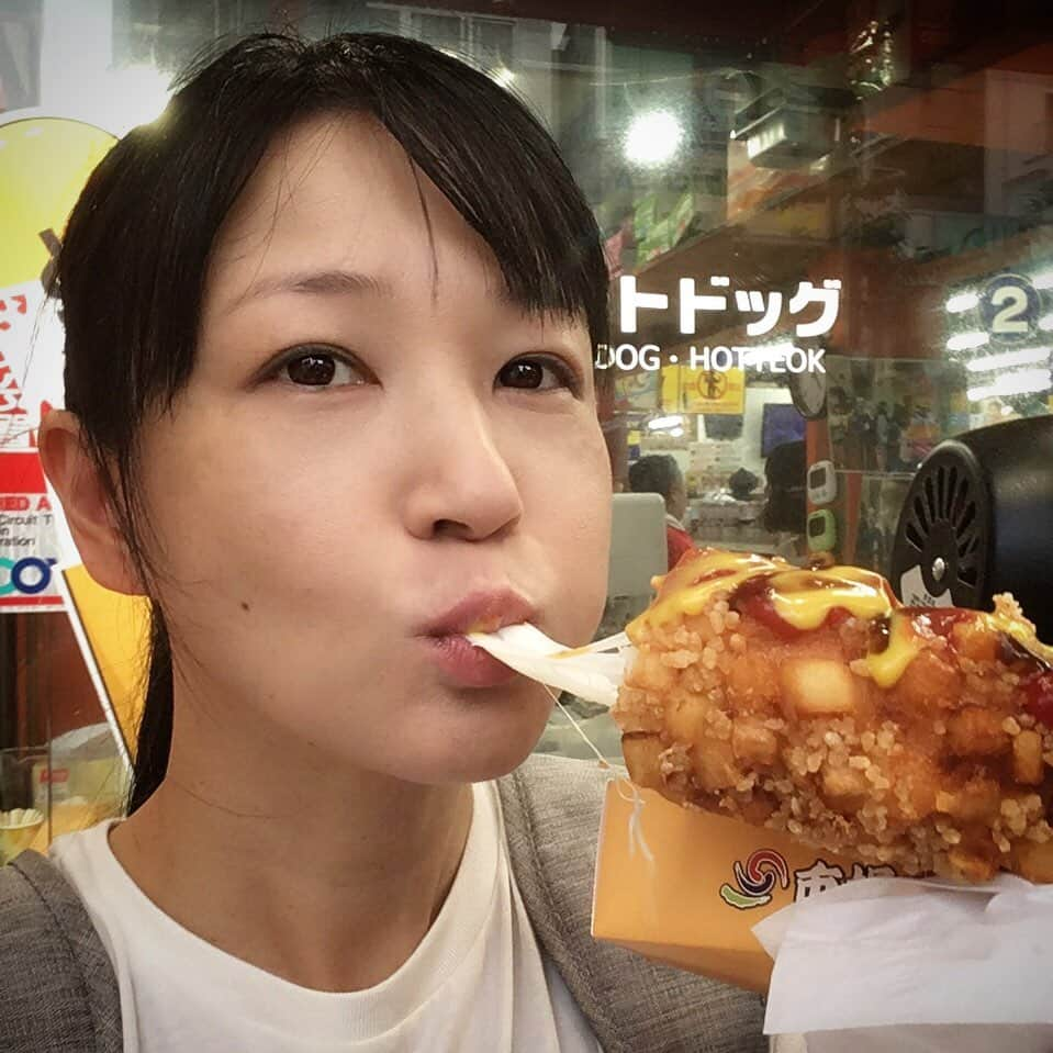 田中香子さんのインスタグラム写真 - (田中香子Instagram)「こんなご時世だけど、 今さら初めてのハットグ。 LOVE &PEACE◎  せっかくの 大久保だから。  #すっぴんすんません  #ハットグ #ごちそうばんざい #feast #feastagram #koreanfeast」9月8日 21時38分 - soo.yt