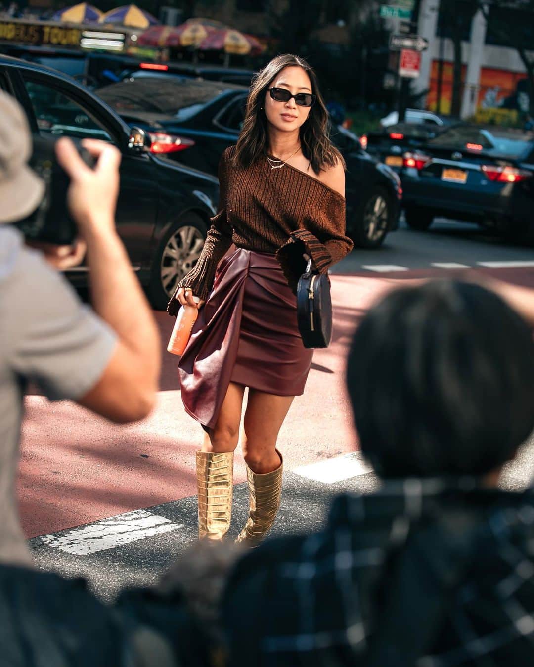 가로수길 , Seoulのインスタグラム：「NYFW Street Fashion Style 📸📷 @jaylim1 💥 어제부터 본격적으로 시작된 패션위크 . . #写真 #outfitideas #styleoftheday #ファッション #フォトグラファー #instafashion #파리 #東京 #서울패션위크 #sfw #오오티디 #nyc #koreafashion #패션그램 #womenswear #nyfw #데일리그램 #outfit #ootd #street #streetfashion #streetphoto #가로수길 #이태원 #사진 #스트릿패션 #모델 #wiwt #nyfw #pfw」