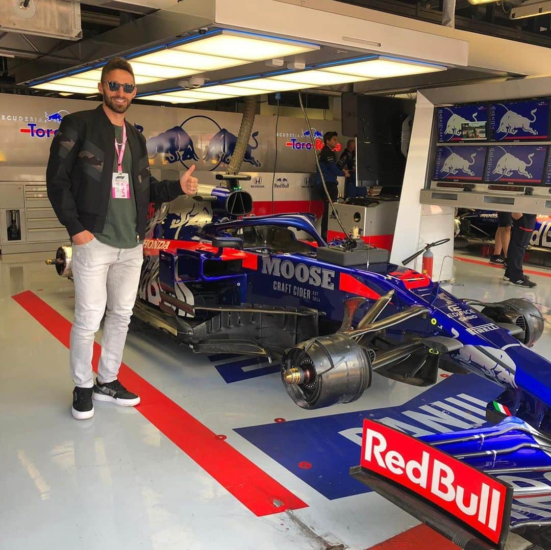 ACミランさんのインスタグラム写真 - (ACミランInstagram)「📸 @fabh29 visited the @tororosso boxes at the Italian GP and wished good luck to @pierregasly and the whole team ahead of today's #ItalianGP 🏎」9月8日 21時59分 - acmilan