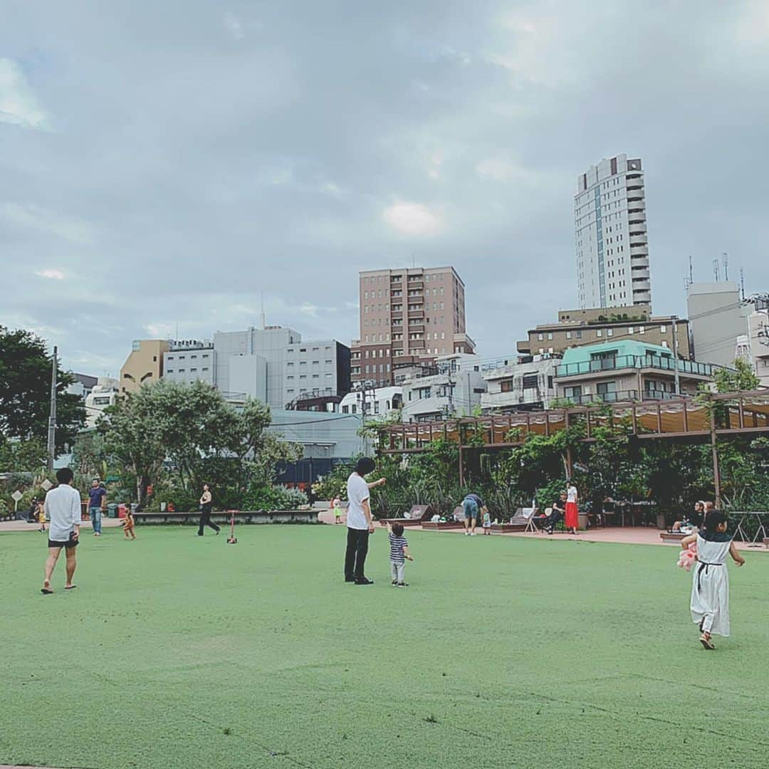 安田美沙子さんのインスタグラム写真 - (安田美沙子Instagram)「昨日は、高校の友人とミッドタウンでピザを食べました😊✨ 変わらず連絡をくれて、集えることが嬉しい♥️あの頃と何も変わらへんなぁ✨ . . . その後、シェアグリーンにてパパと合流し、神宮球場へ野球の応援に⚾️息子、つば九郎をペンギンと呼び、テンション上がっていました🐧めちゃくちゃいい試合でしたー！！ 今のところ、バスケ、野球、サッカー、ノーサイドゲームでラグビー見てるけど、何が1番好きになるかな？❤️ . . #instagood #baseball #sharegreen #lunch」9月8日 21時51分 - yasuda_misako